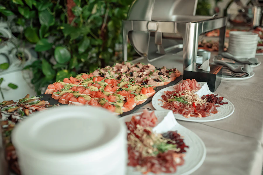 Mesa servida por una empresa de catering