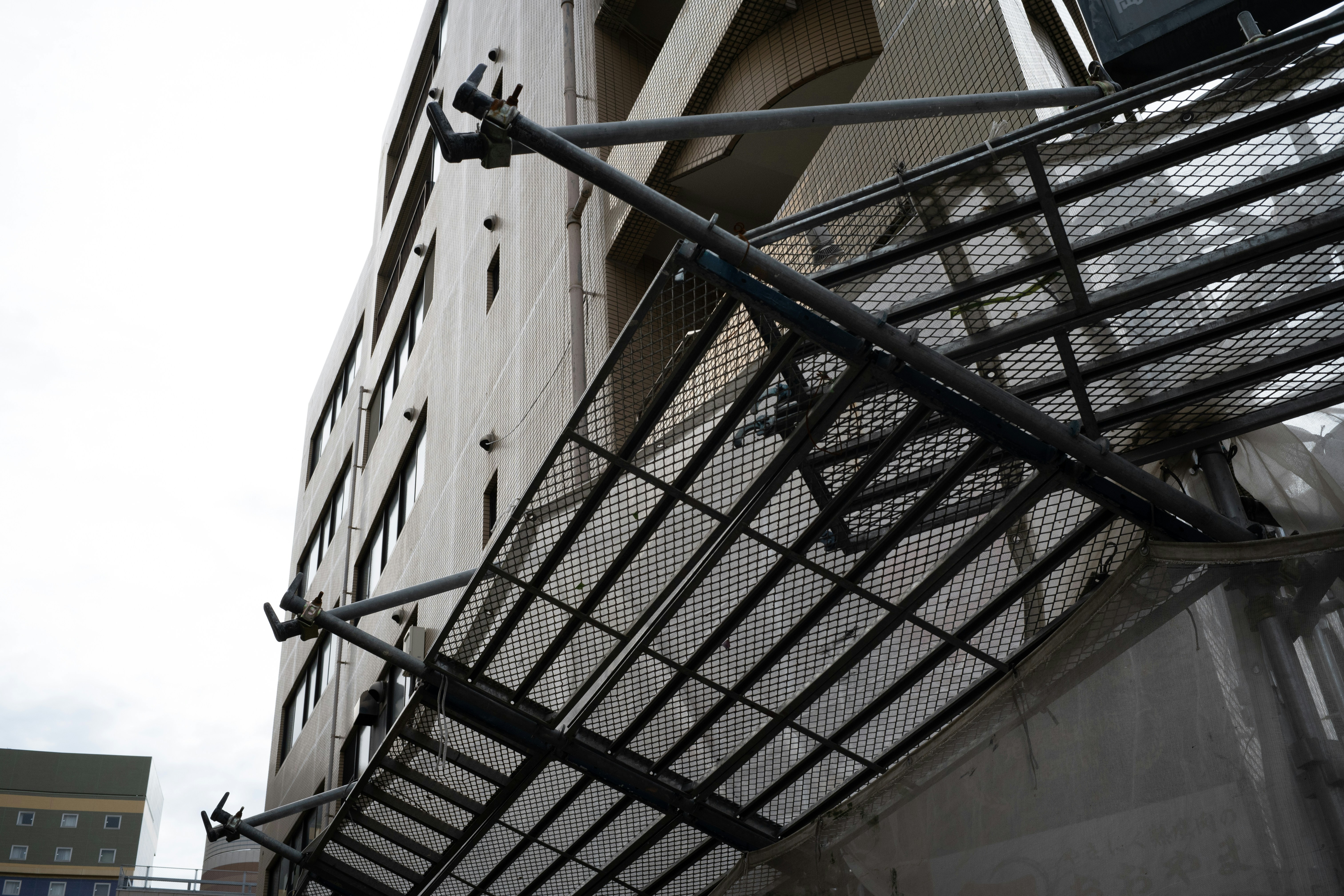 damaged extension ladder with a cracked rung - ladder accidents lawyer