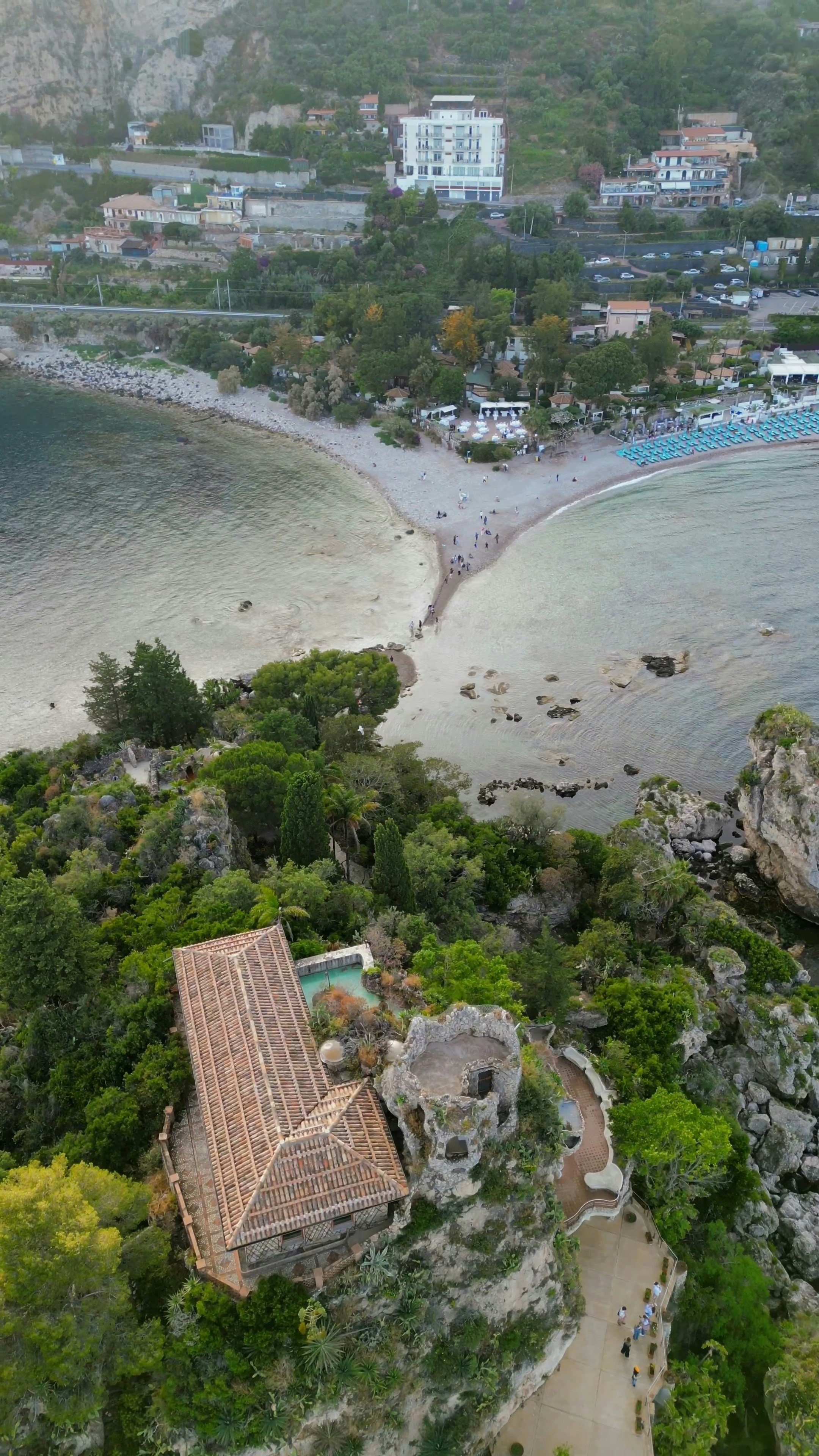 Vista aérea escénica de un paisaje costero.