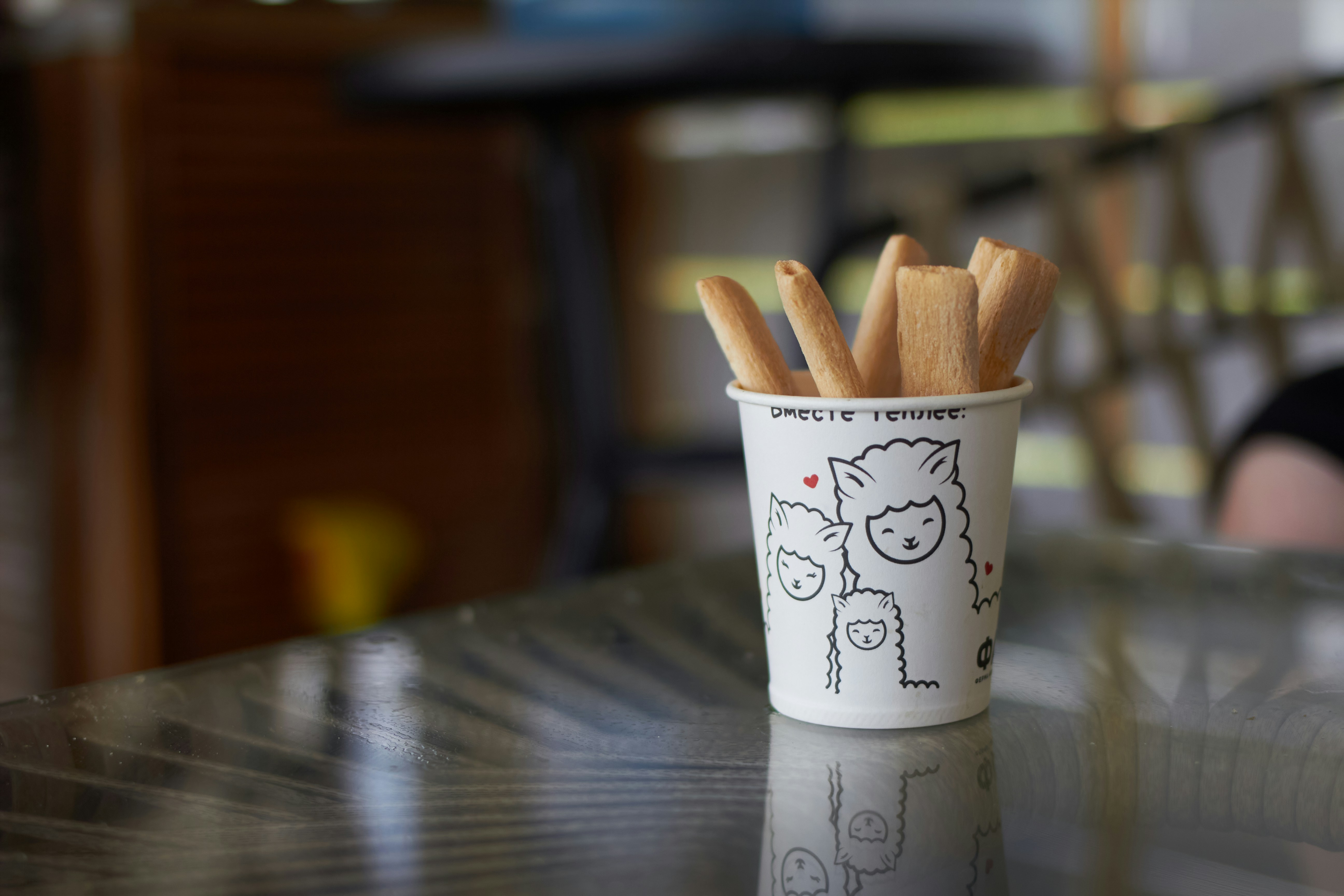 ブレッドスティックは、かわいいイラスト入りのカップに入っています。