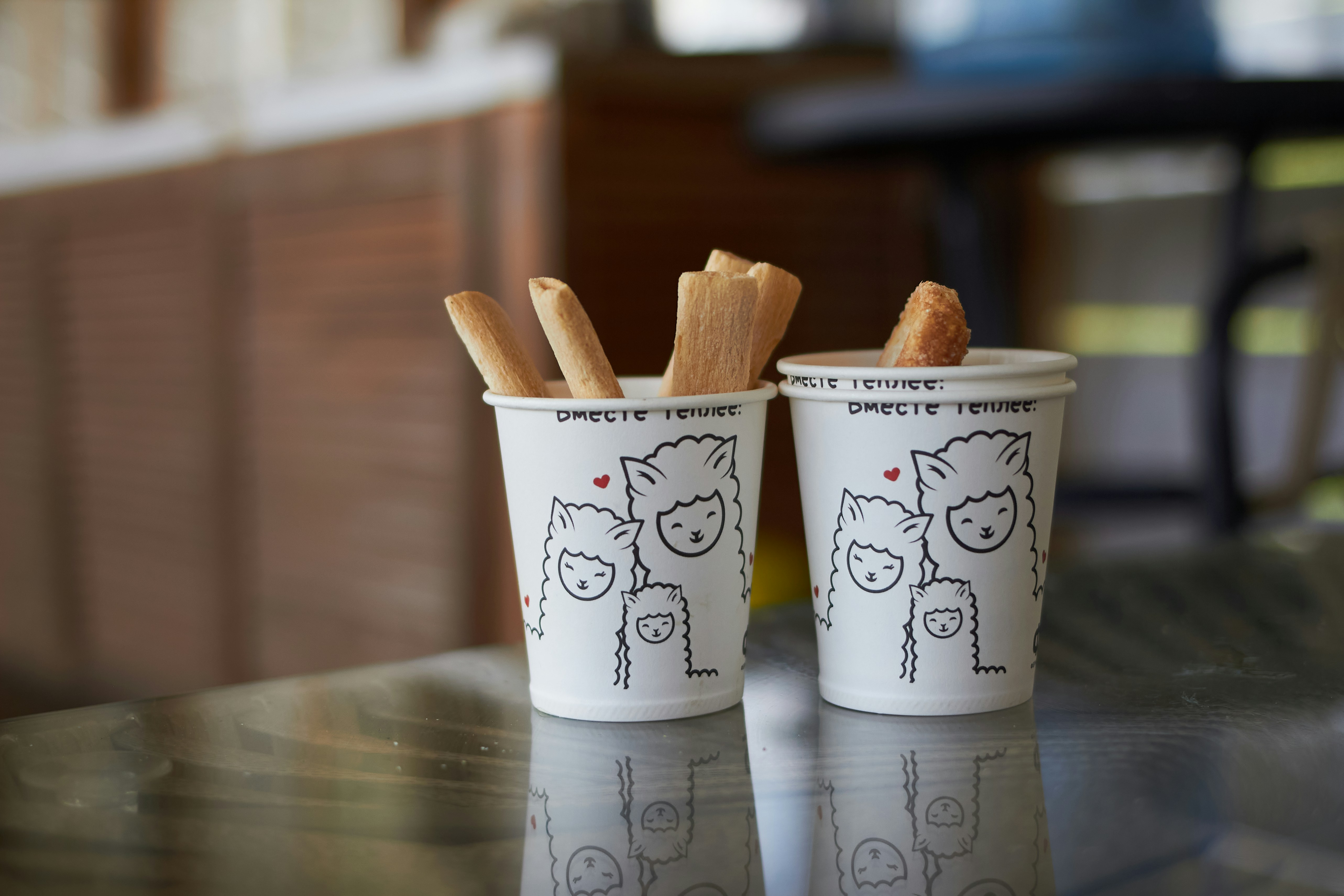 中にはスナックが入ったカップが2つ。