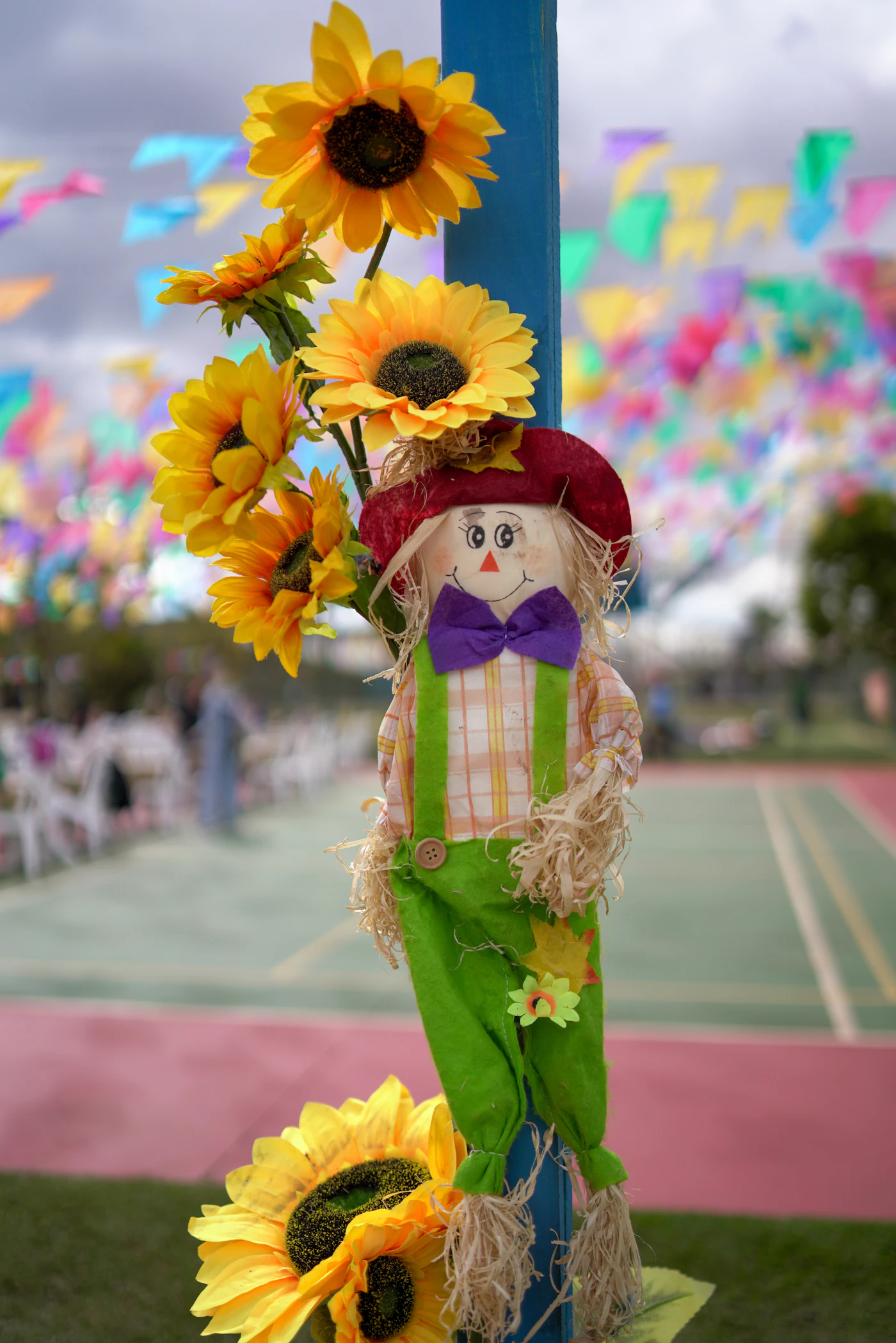 Decoração de festa junina com bandeirinhas e flores