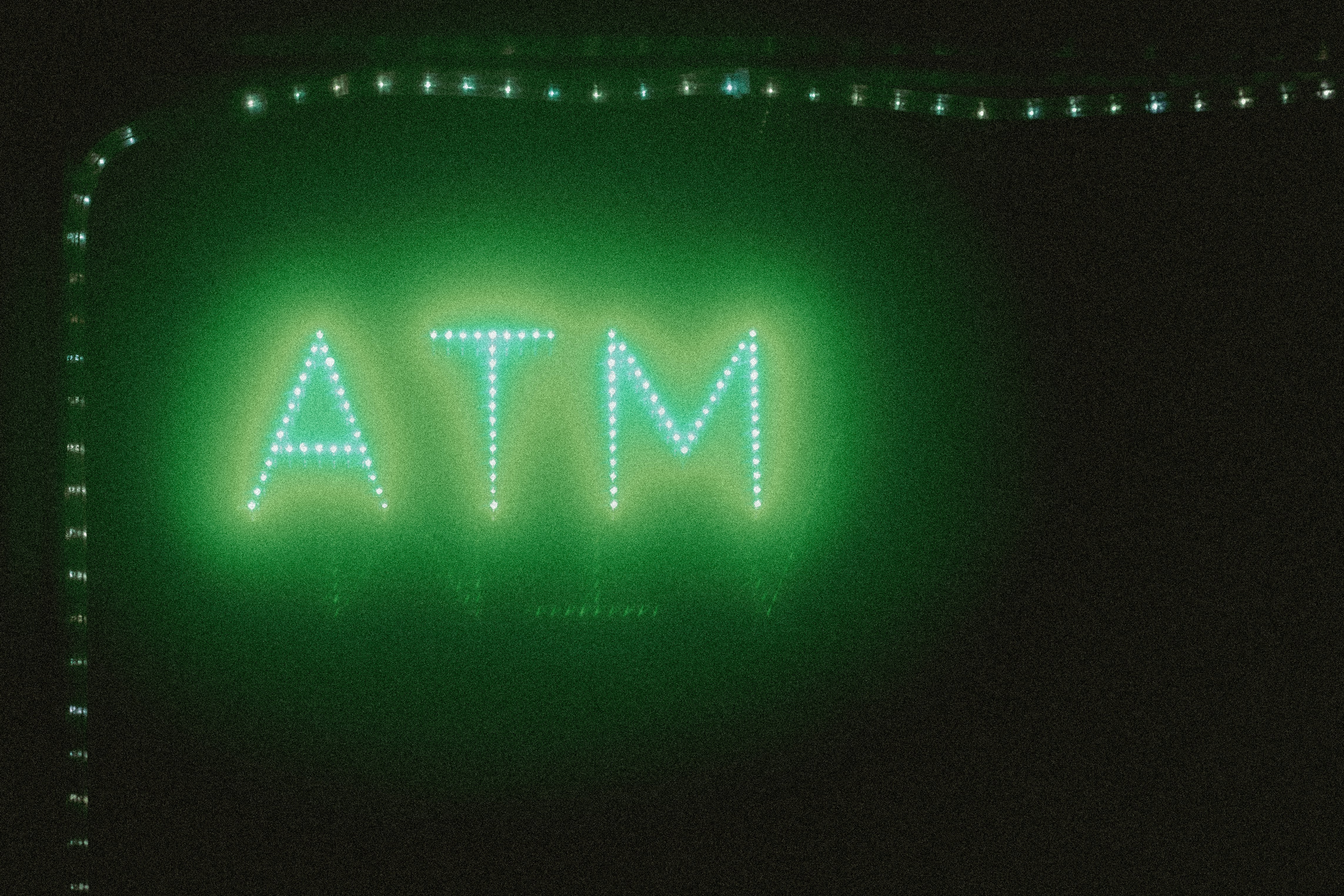 L’image montre un panneau ATM lumineux.