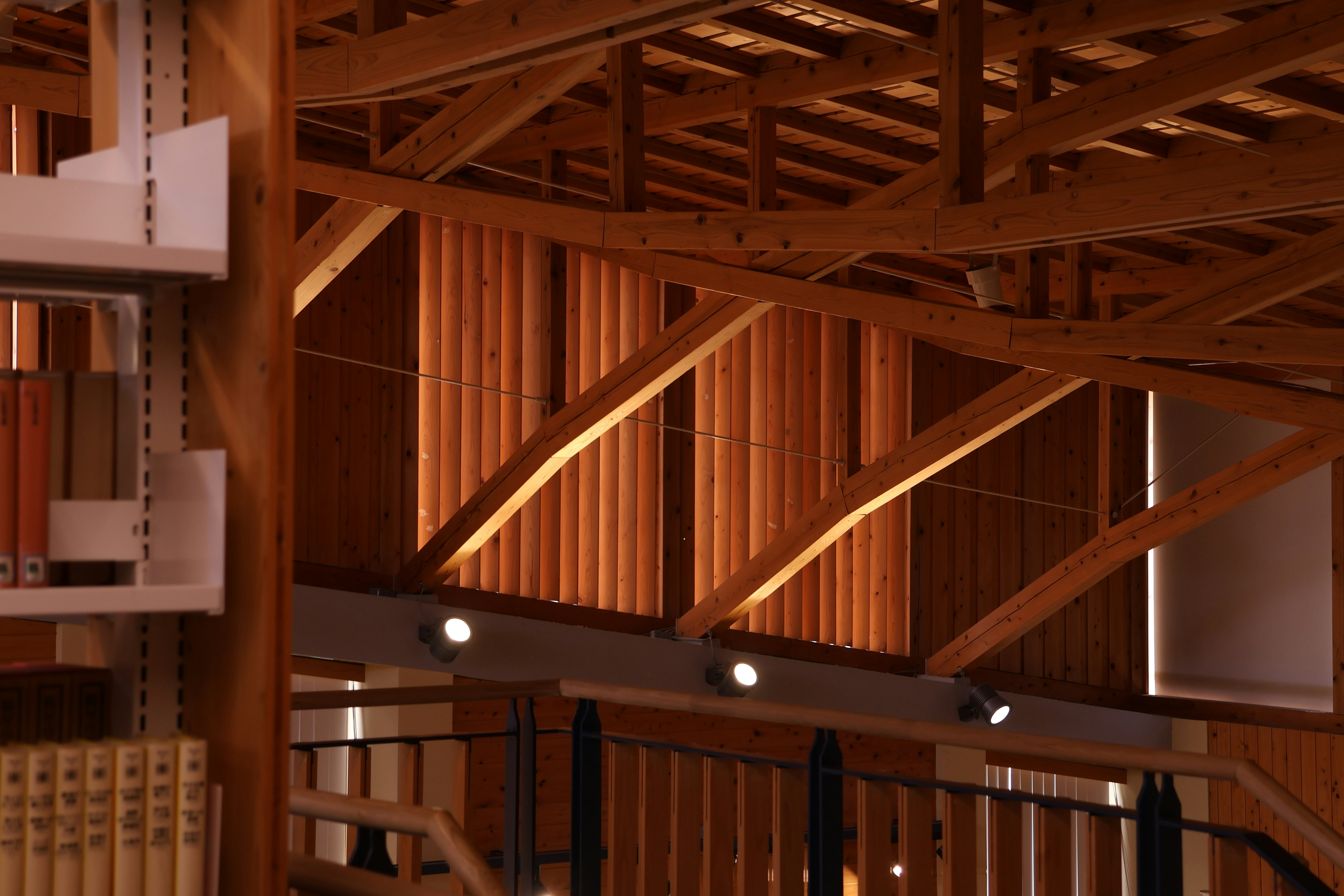 Liimpuidust talad ja paneelid kaasaegses interjööris.