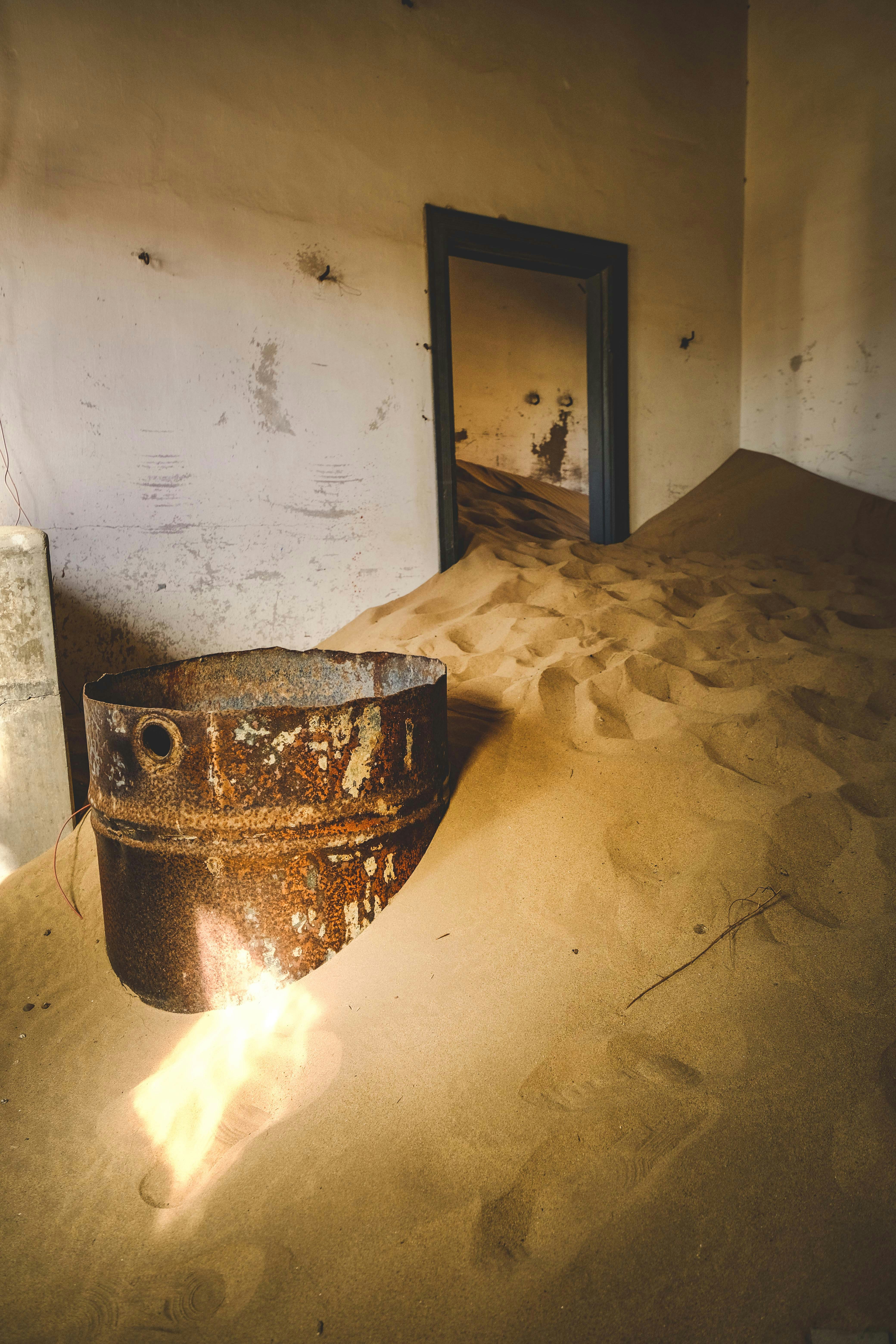 砂が廃墟となった部屋に溢れ、その中身を飲み込みます。の写真