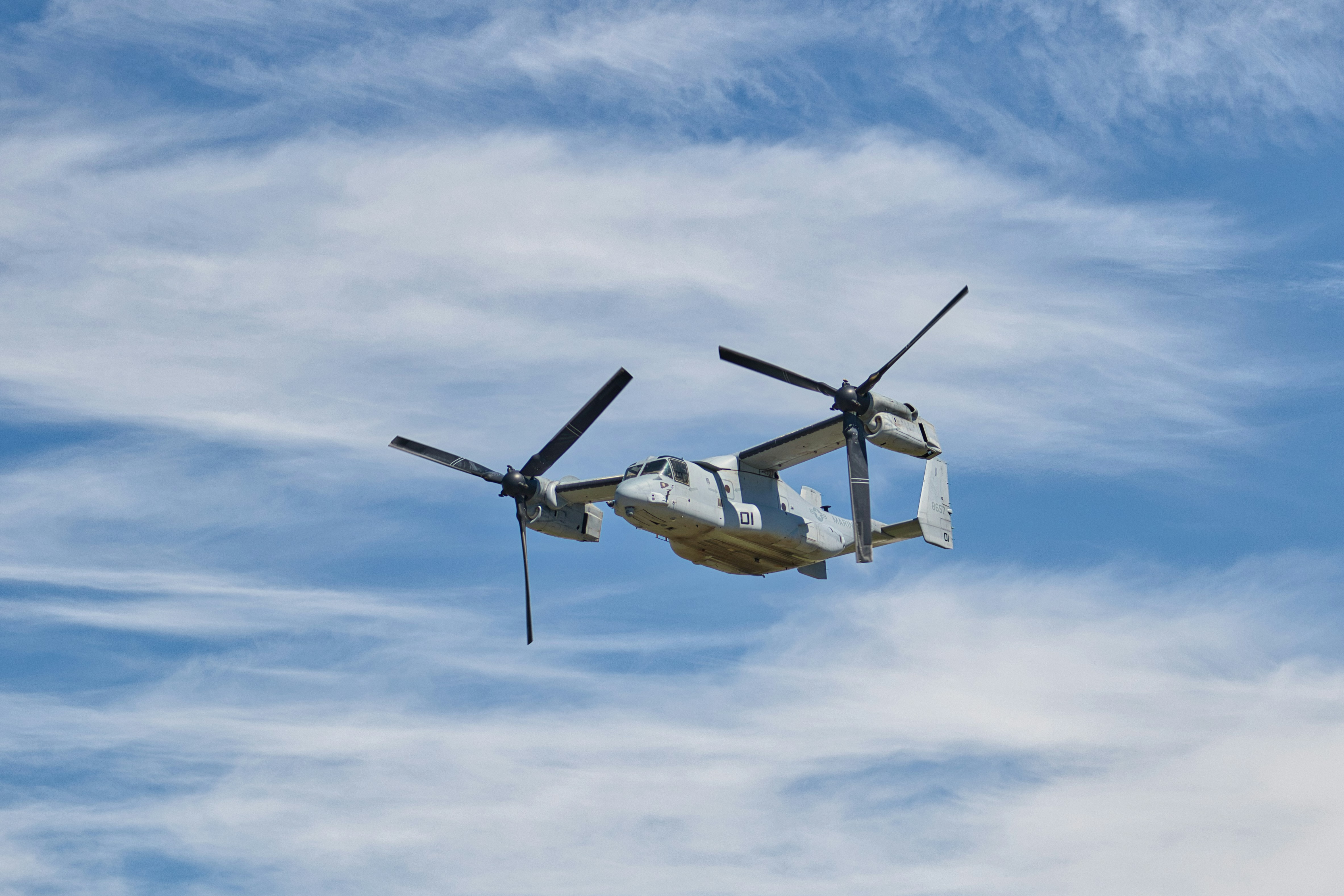 Un hélicoptère V-22 Osprey vole dans le ciel.