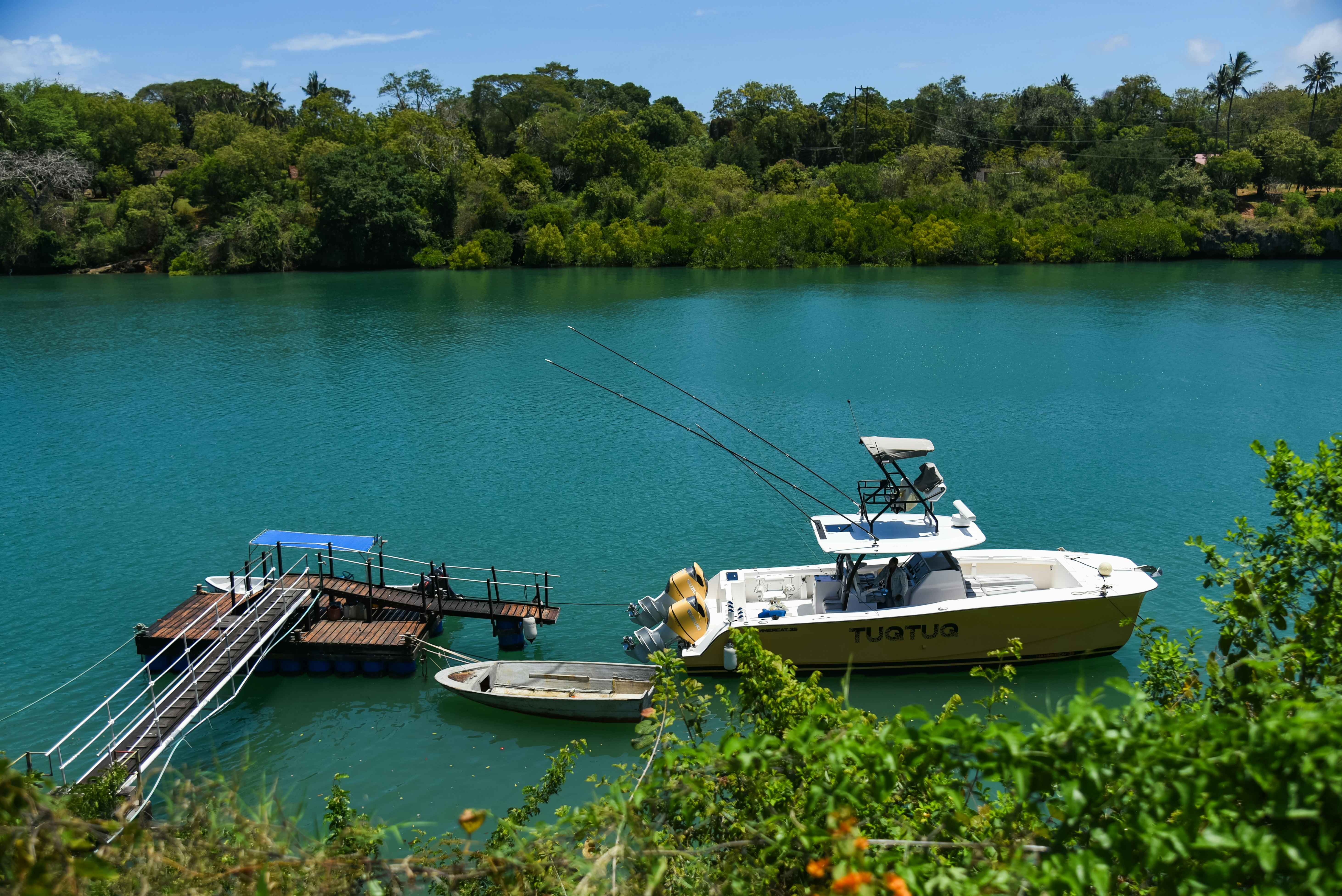 Ein Boot, das an einem schönen, ruhigen See angedockt ist.