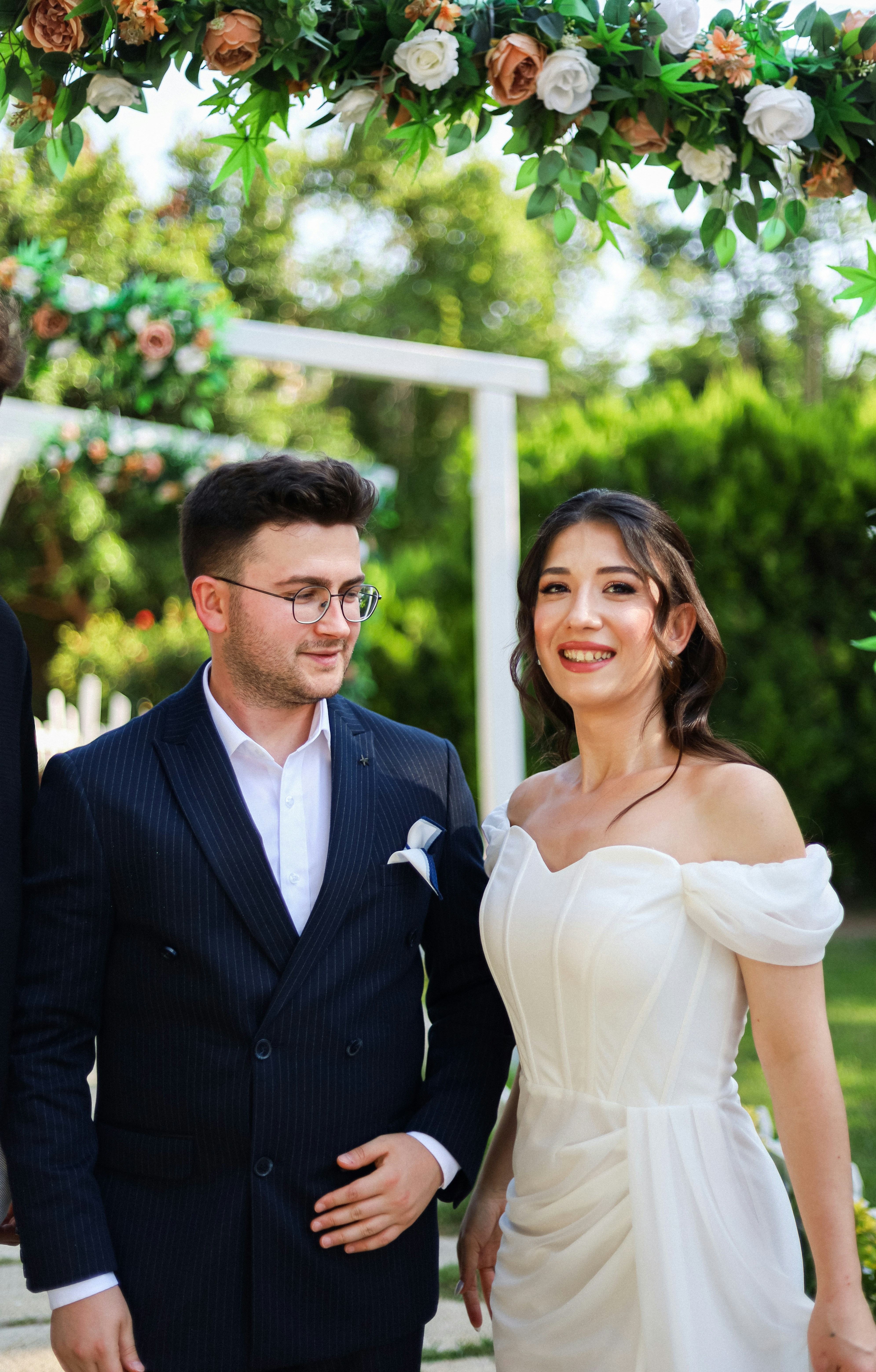 Ein frisch verheiratetes Paar lächelt für ein Foto.