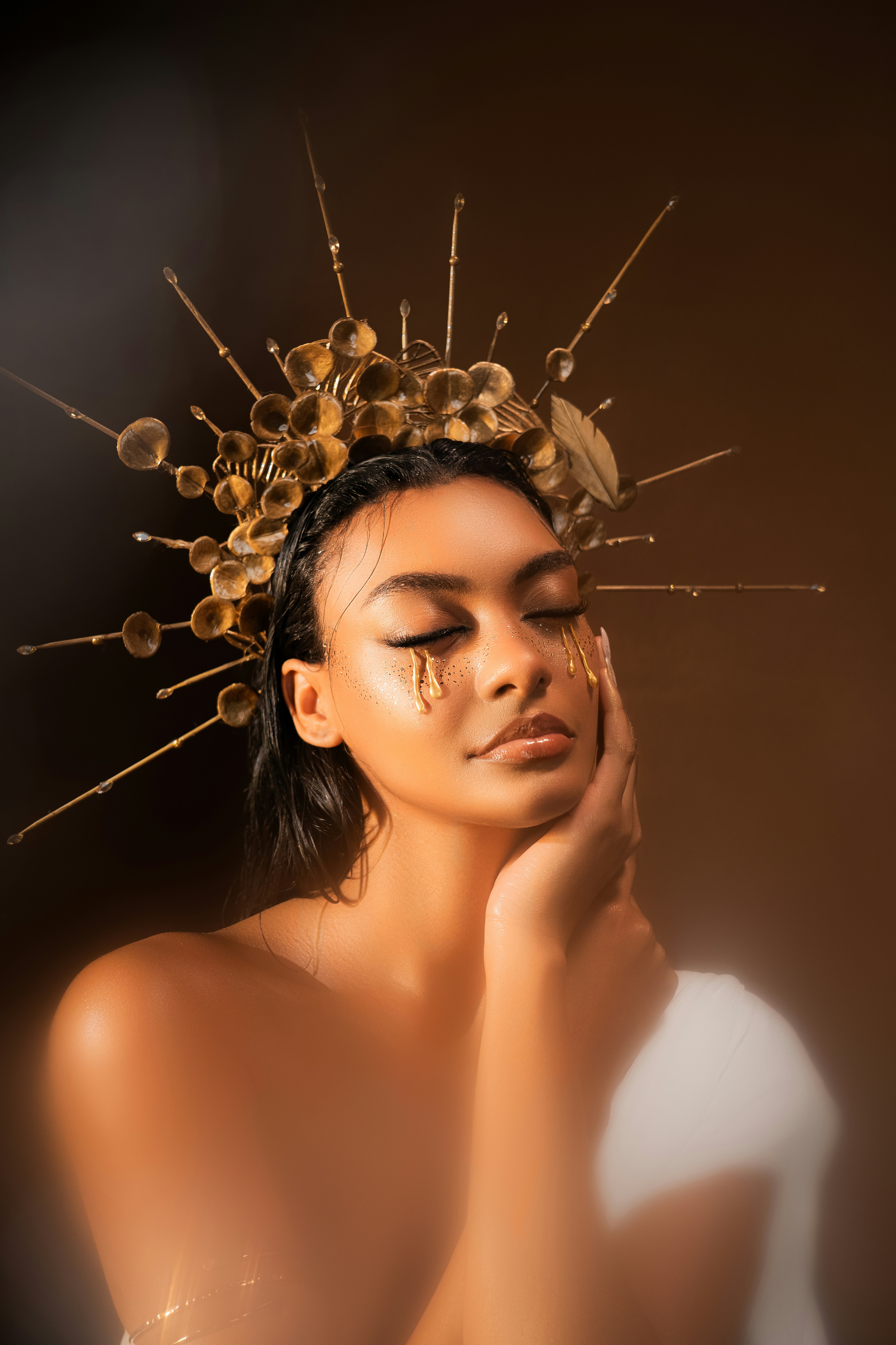 Eine Frau mit einer goldenen Krone und Tränen.