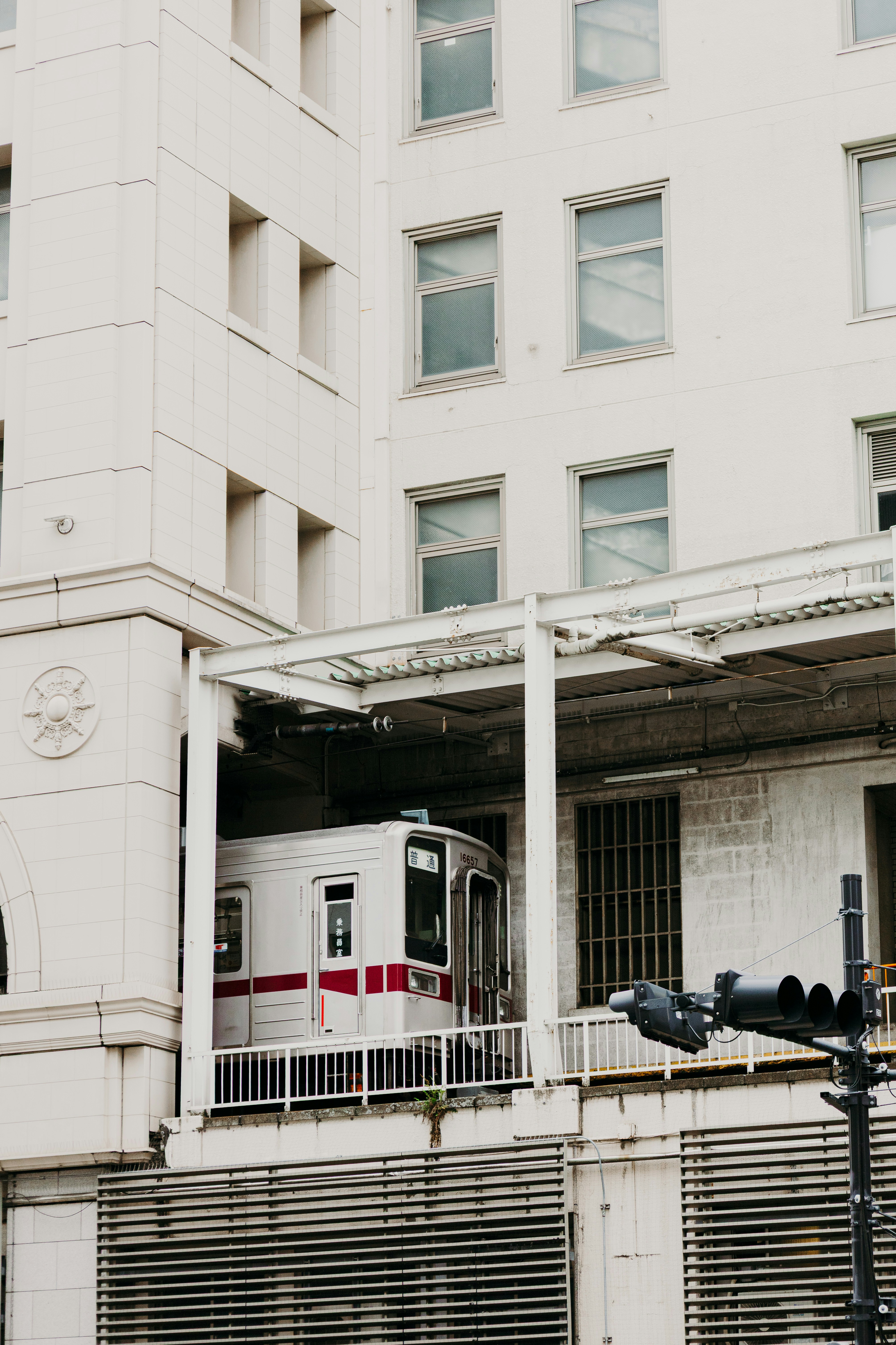 ビルの下の駅で列車が待っています。