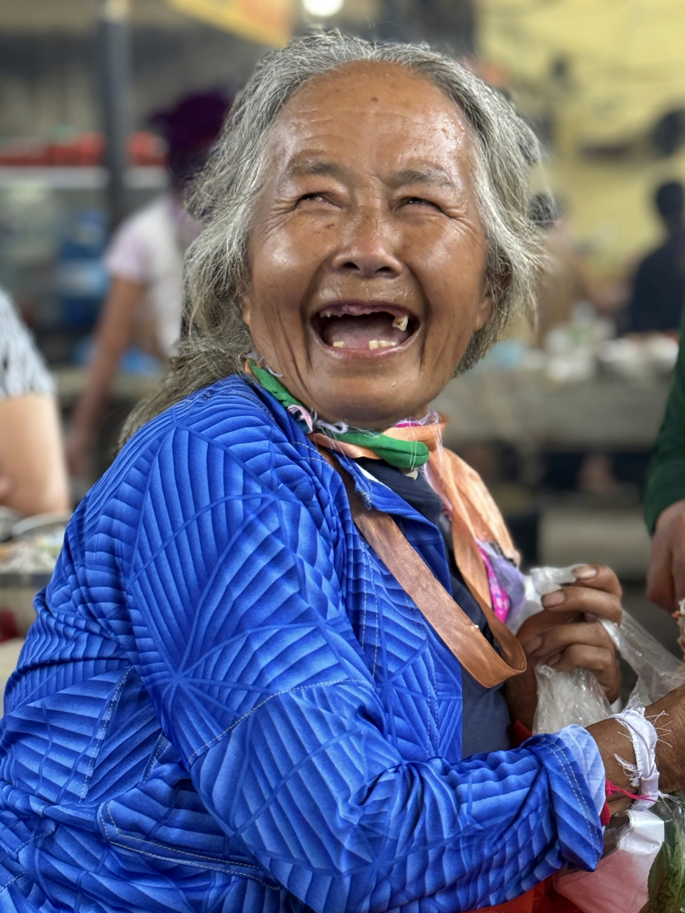 A mulher idosa de sorriso aprecia um momento feliz.