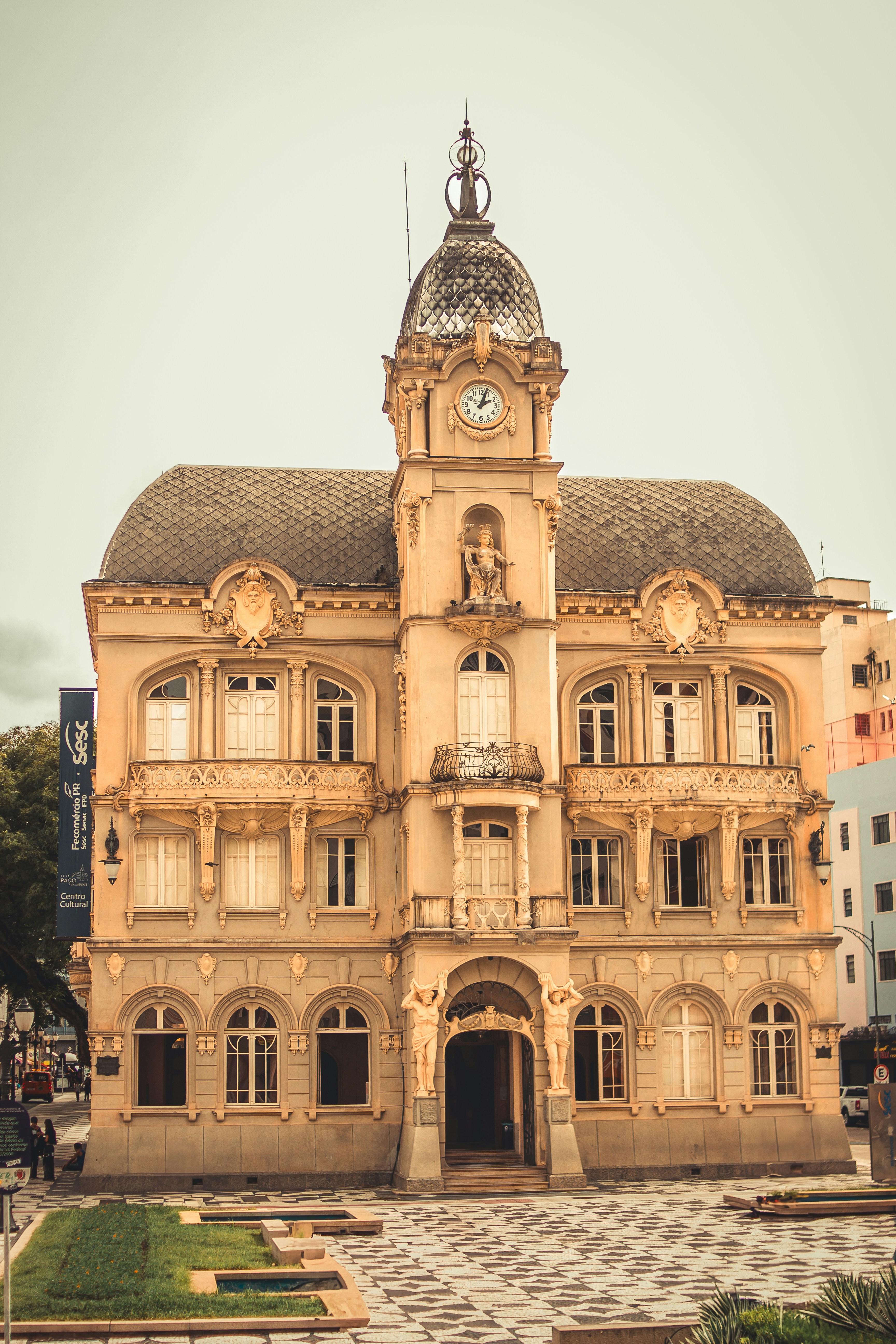 Un bâtiment vintage orné se dresse fièrement.
