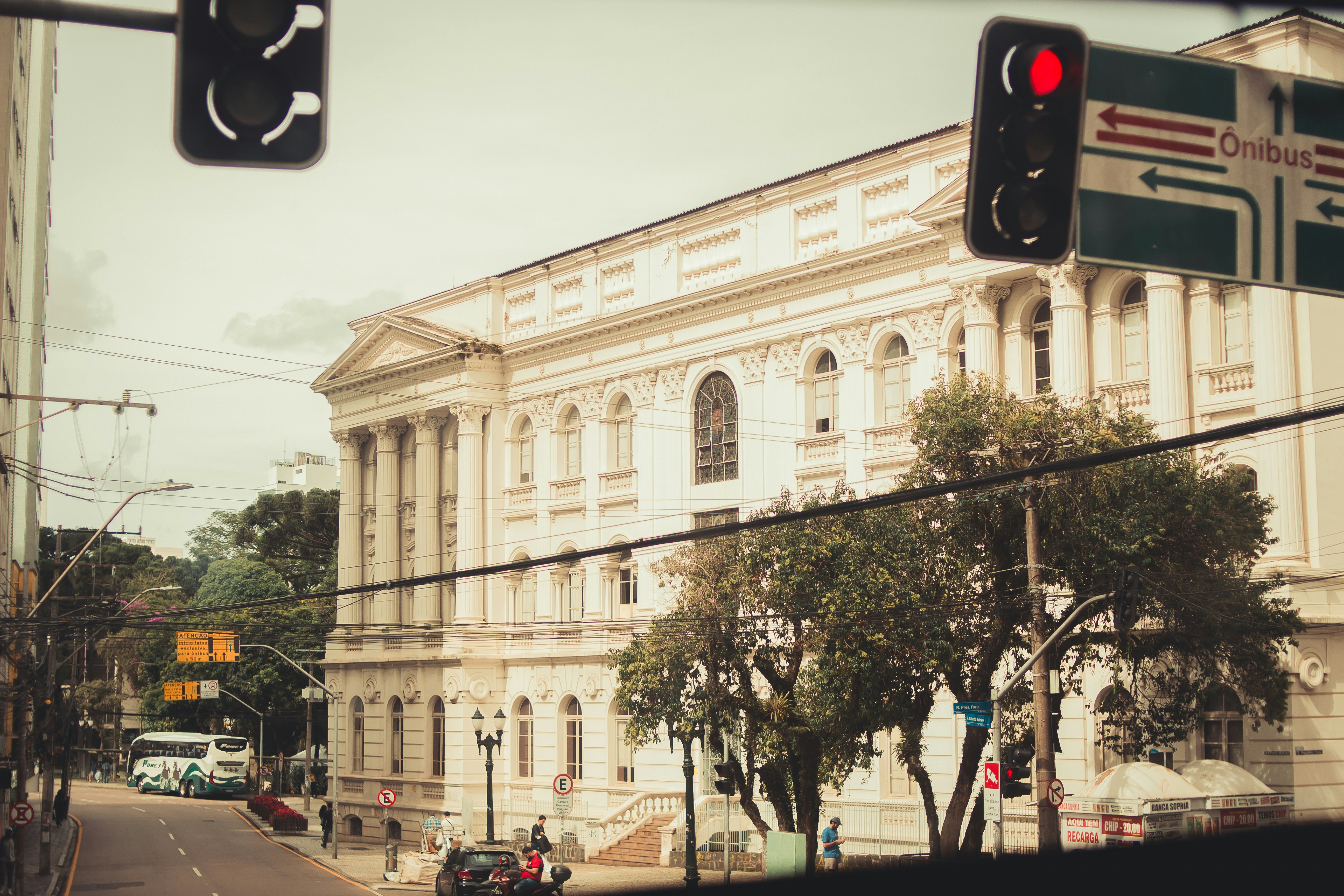 Une vue sur la rue avec un beau bâtiment.