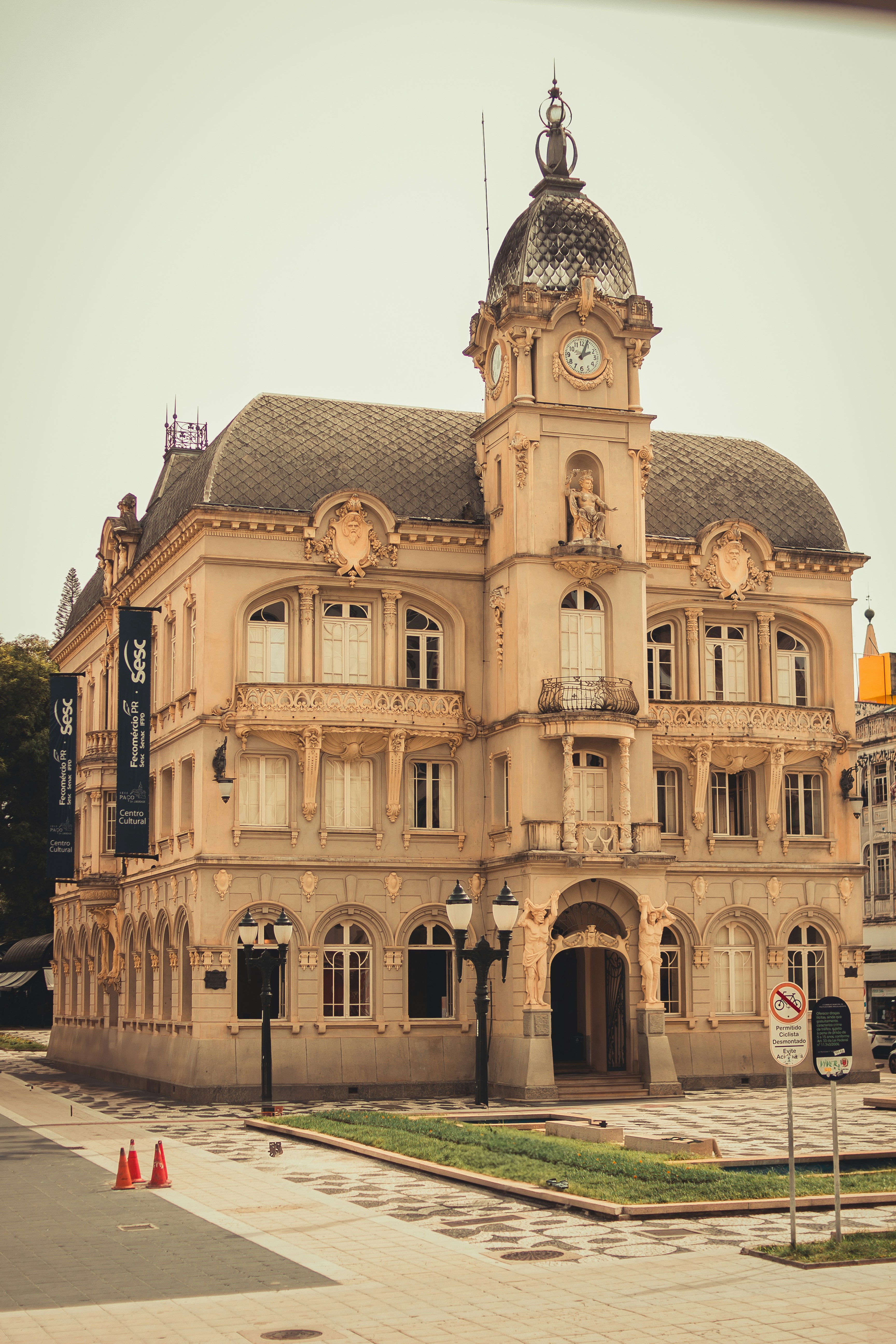 Un beau bâtiment avec une haute tour d’horloge.