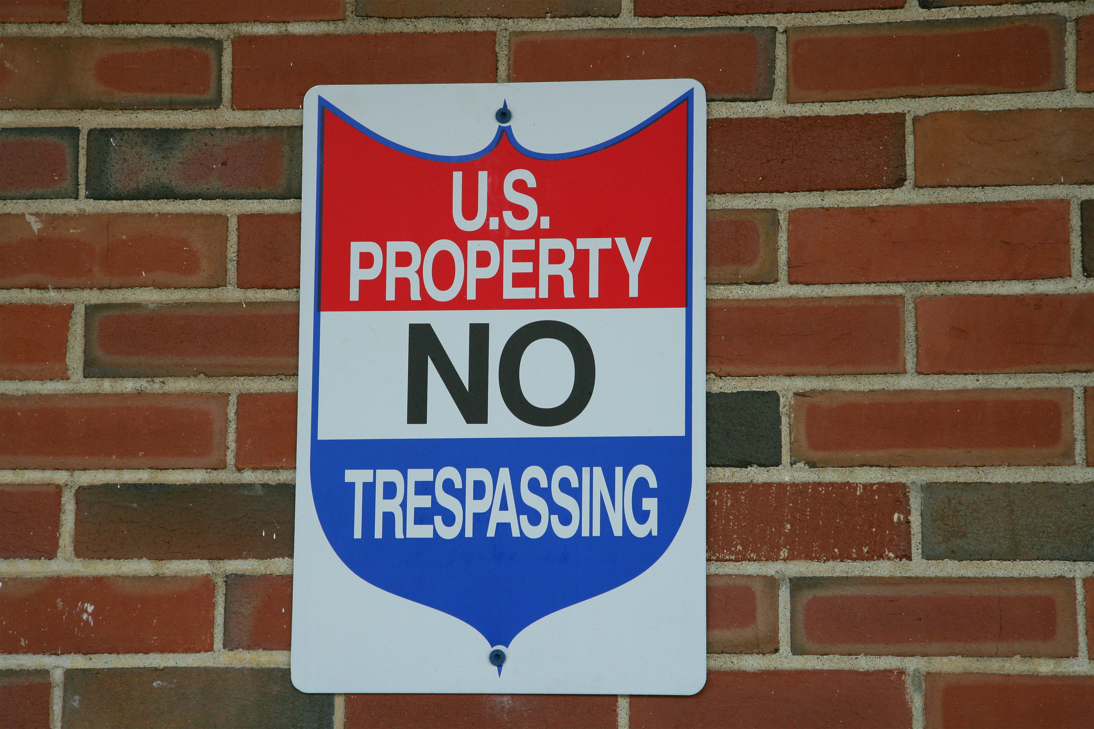 U.s. property: no trespassing sign.