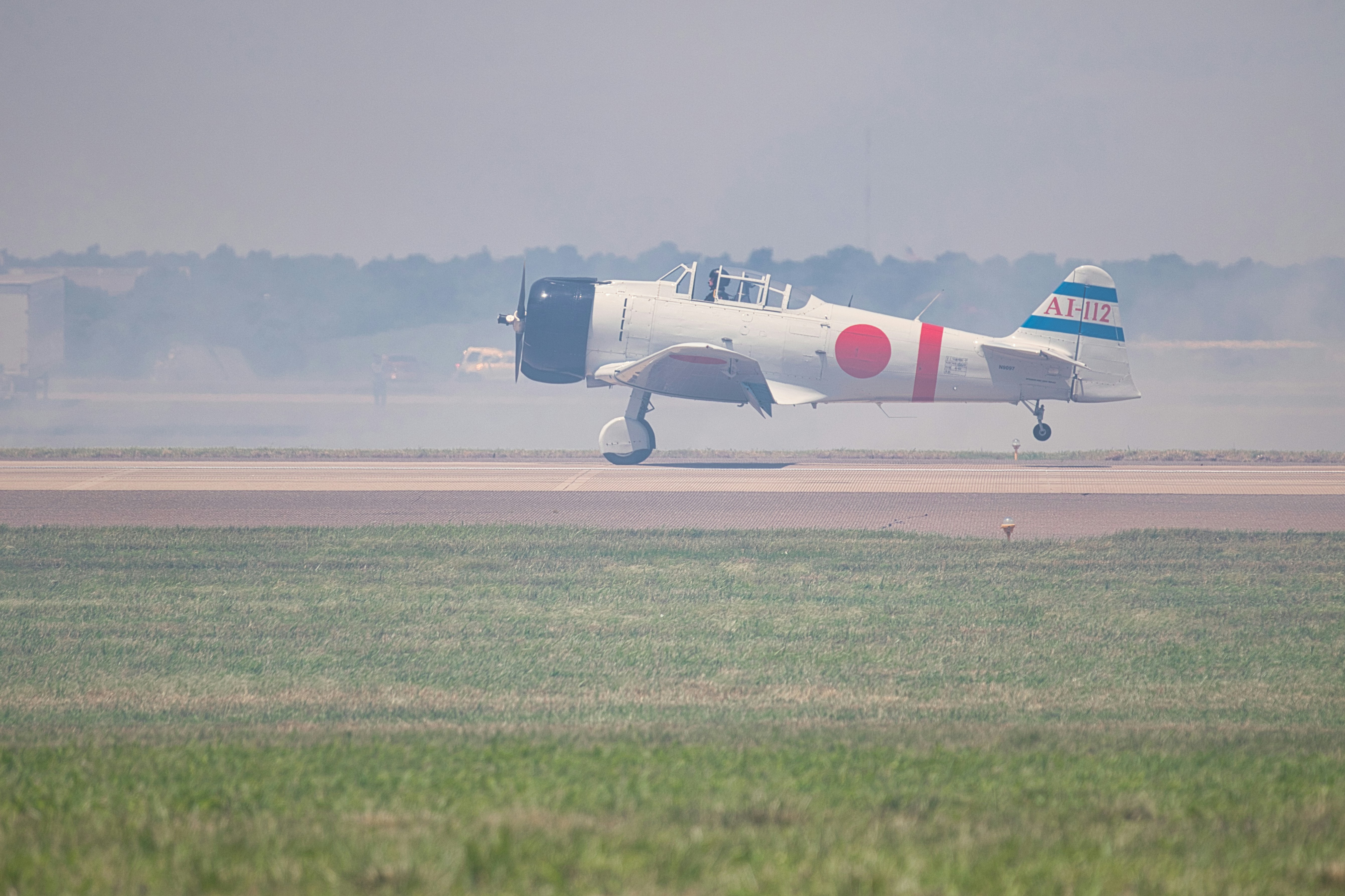 Zero aeronave japonesa pousa na pista.
