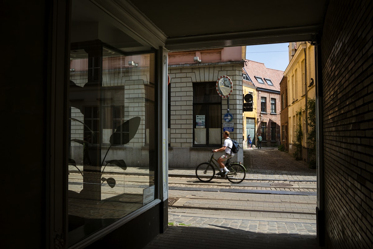 Fietser in een zonnige Gentse straat