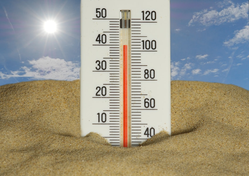 Thermomètre affichant une température extrême, risques santé en canicule