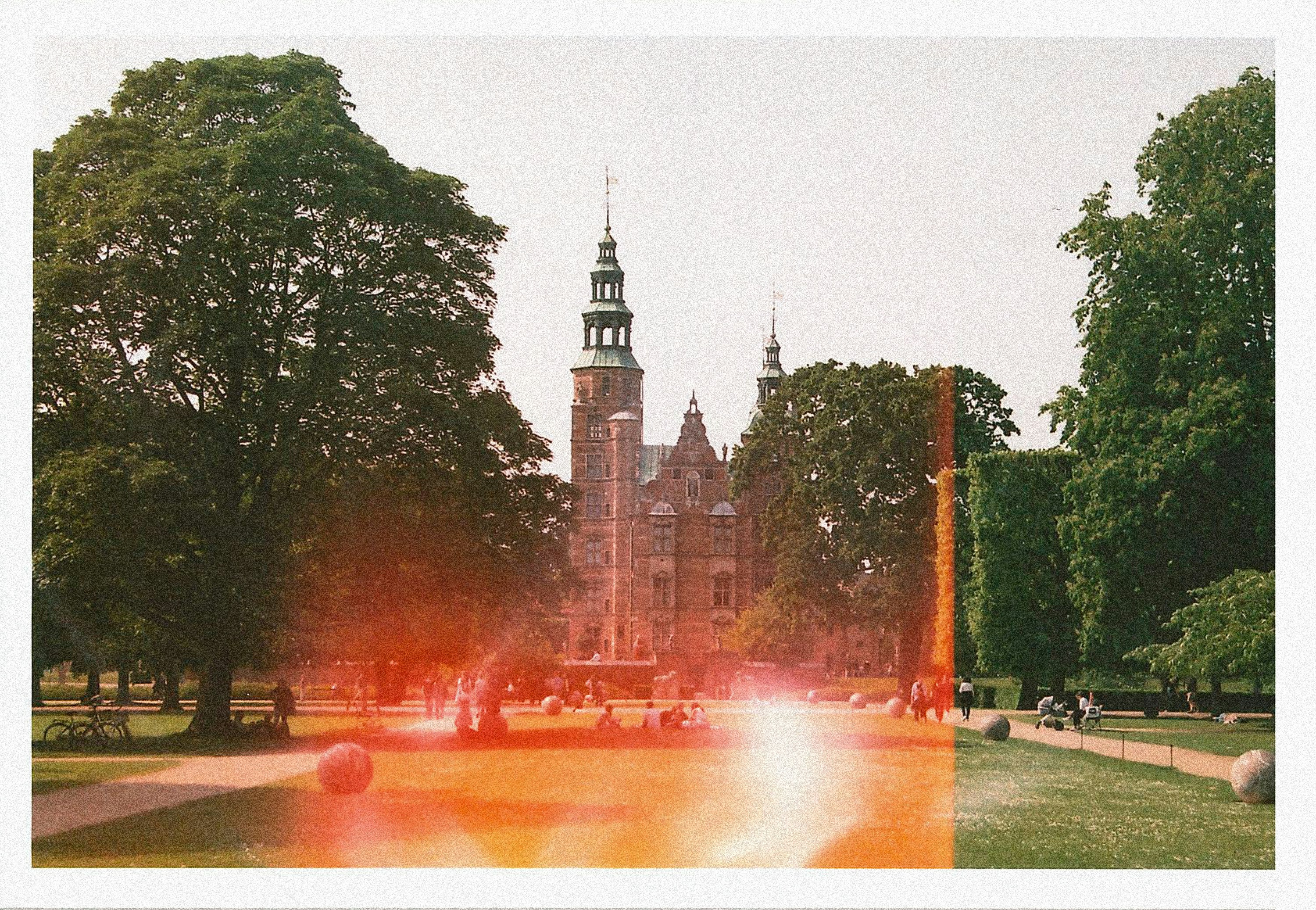 Um parque panorâmico com um castelo à distância.