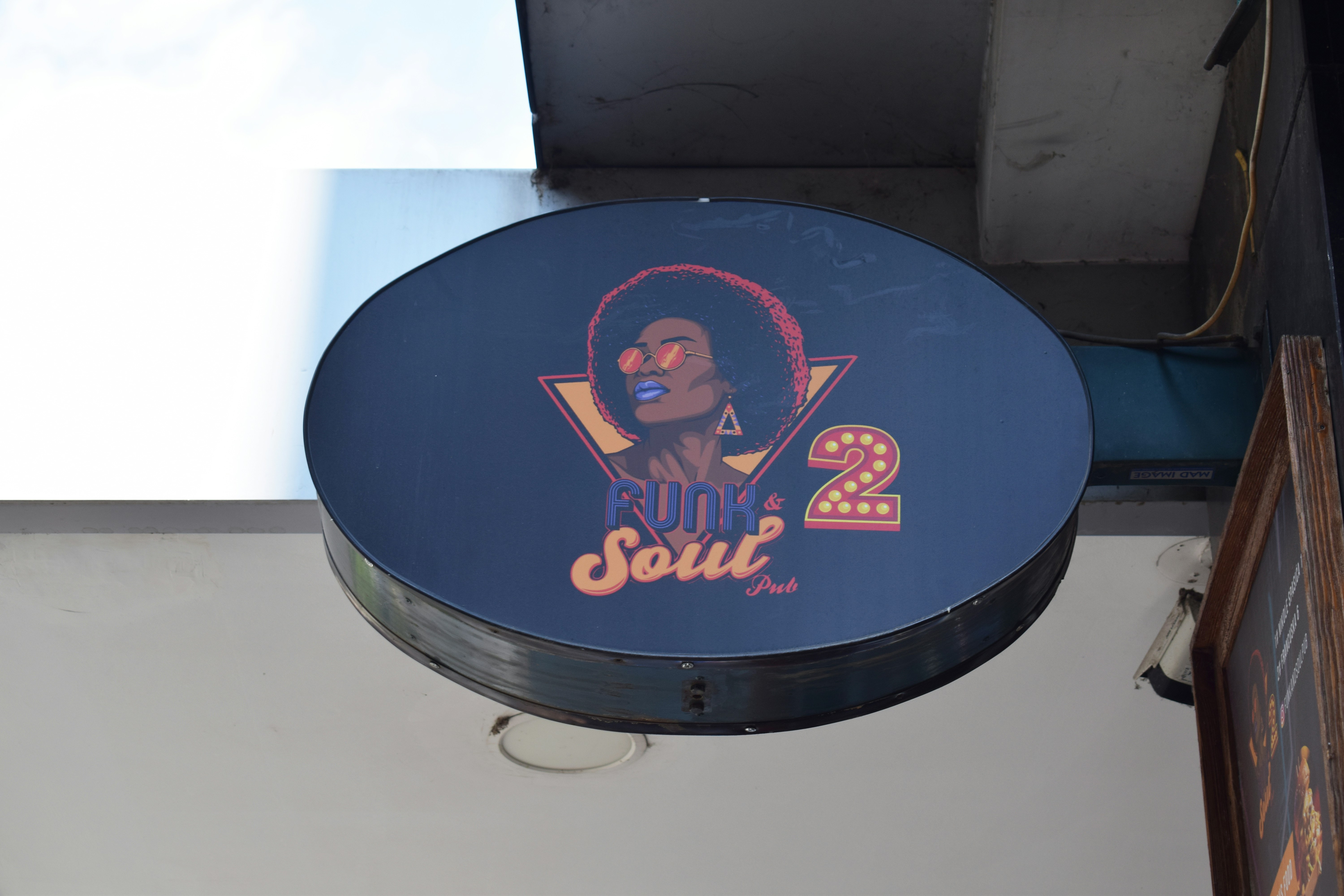A round sign for a bar named "rum & soul 2".