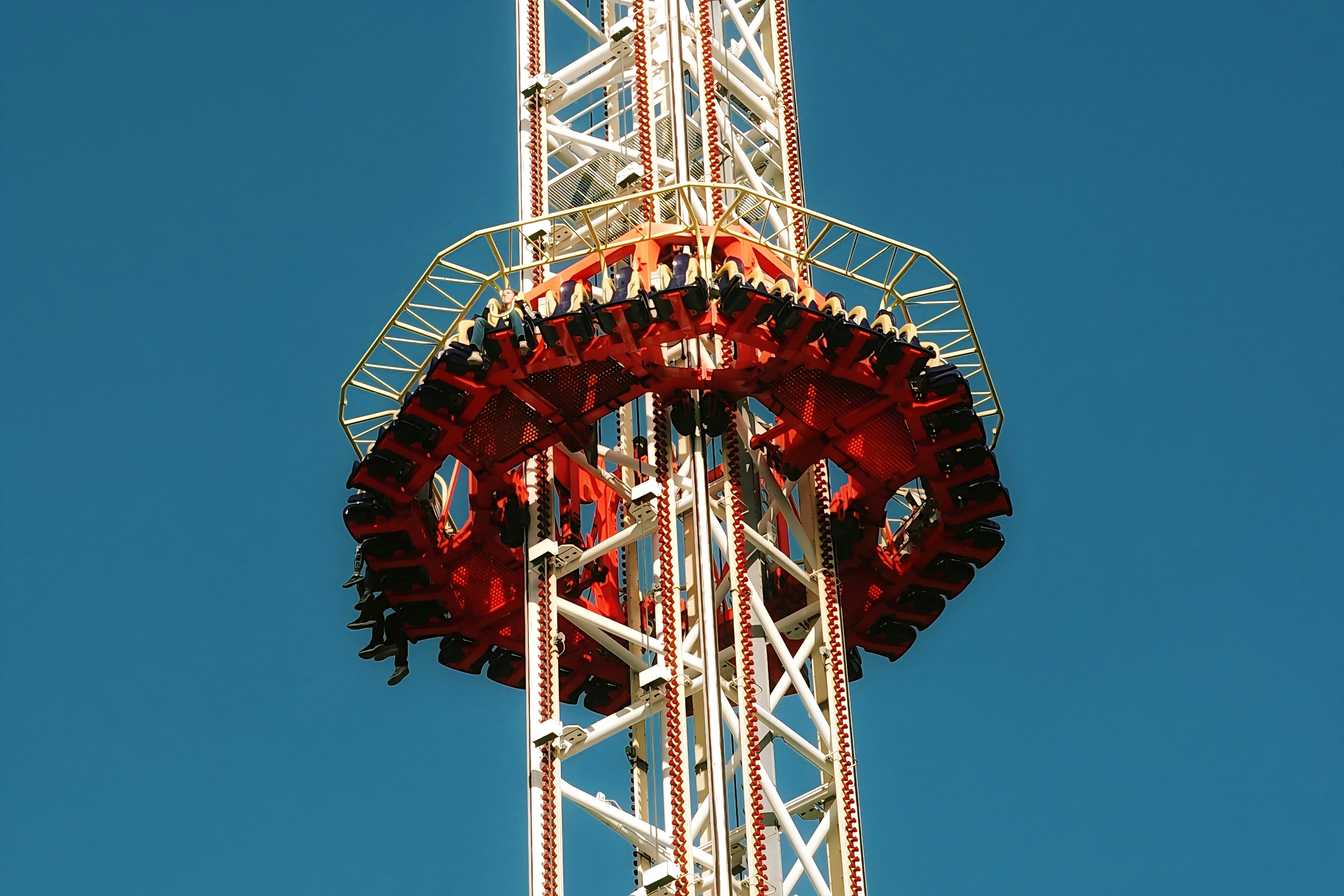 People are about to drop on a tower ride. photo – Free Blue sky Image ...
