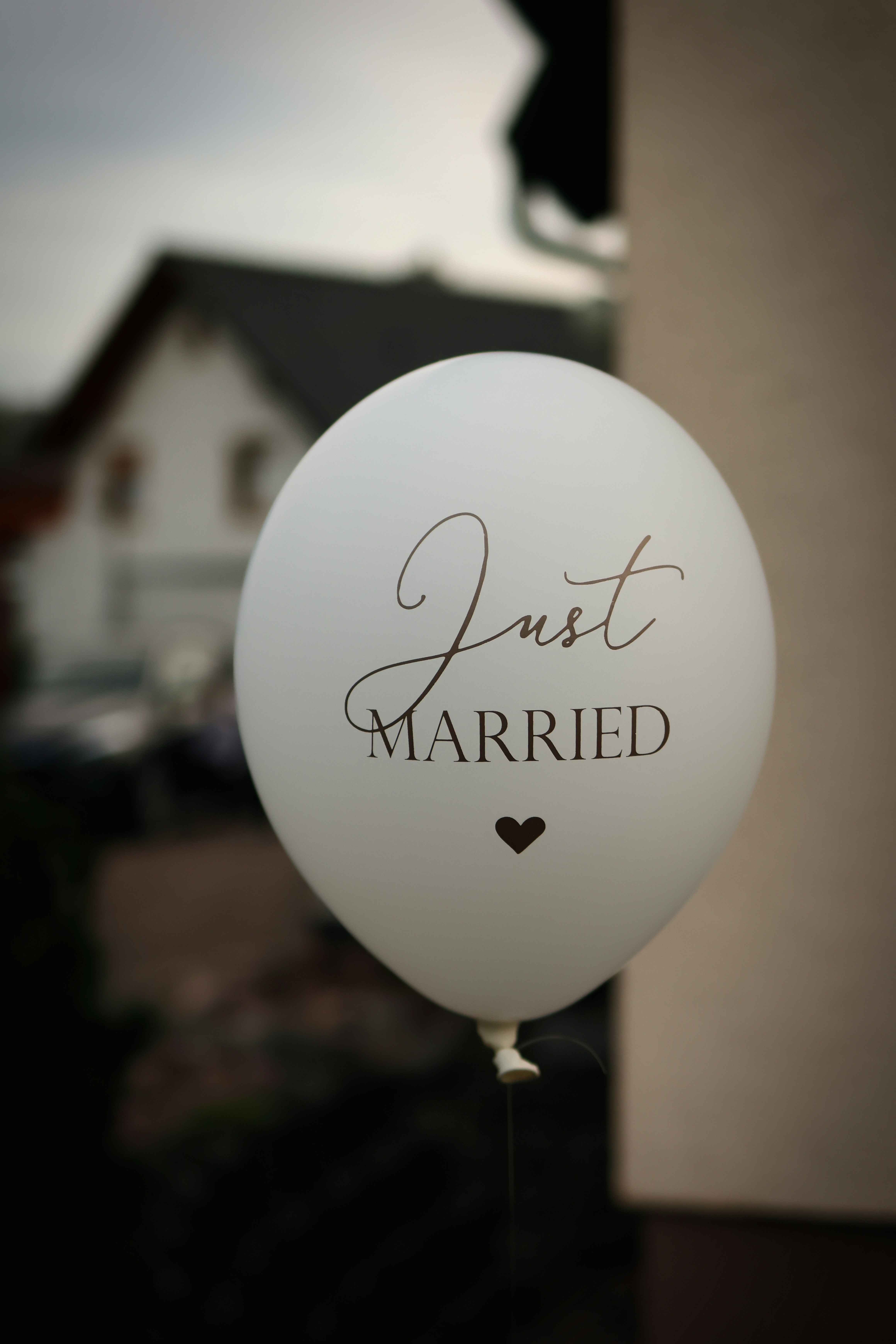 Draußen schwebt ein "frisch verheirateter" Luftballon.