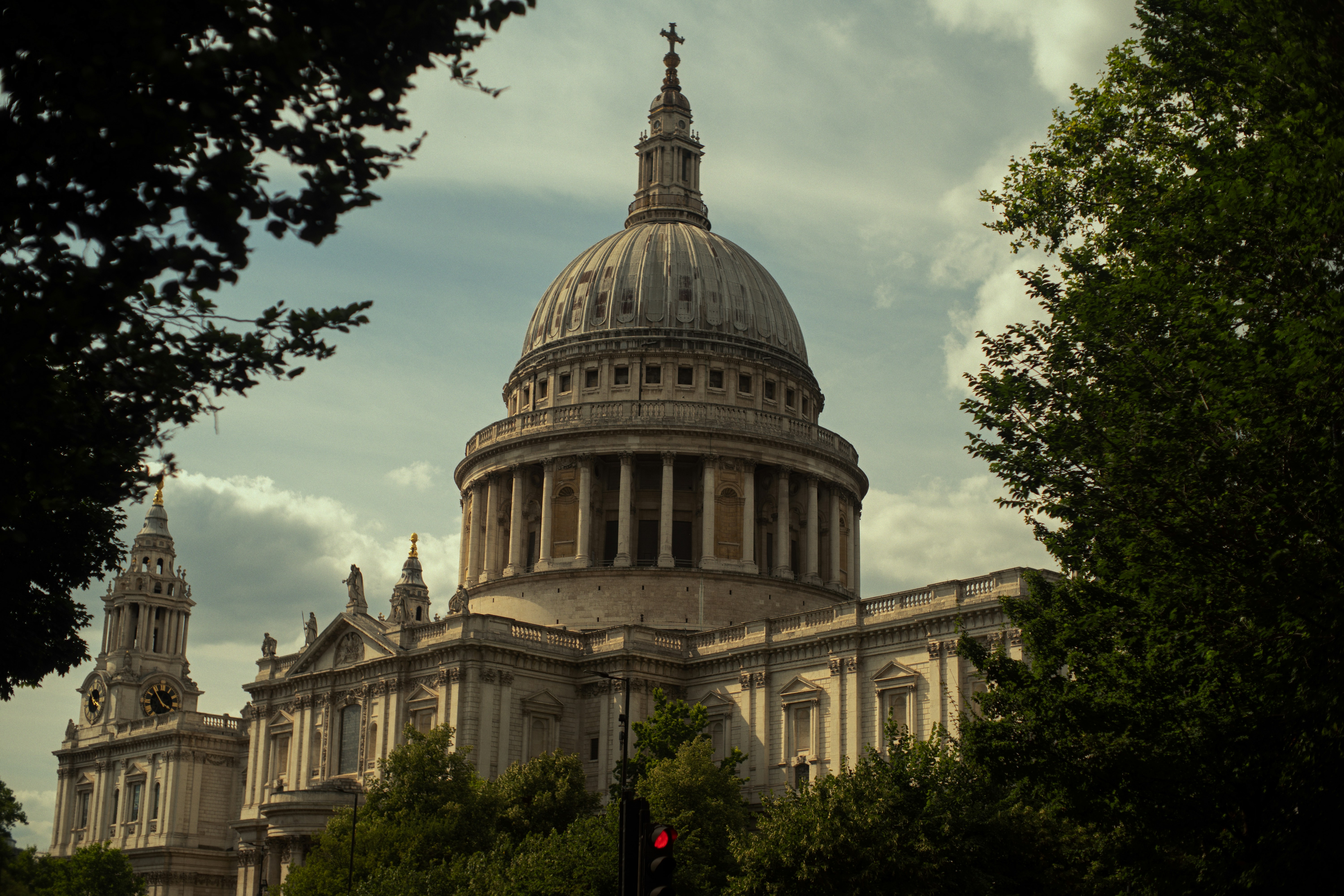 La cathédrale Saint Paul vue à travers un cadre de feuillage vert, une image classique de Londres