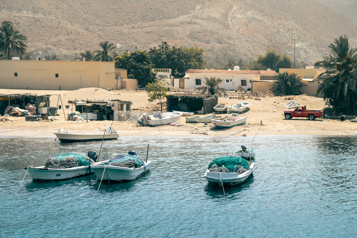 Fischerboote an der Küste von Fujairah am Golf von Oman