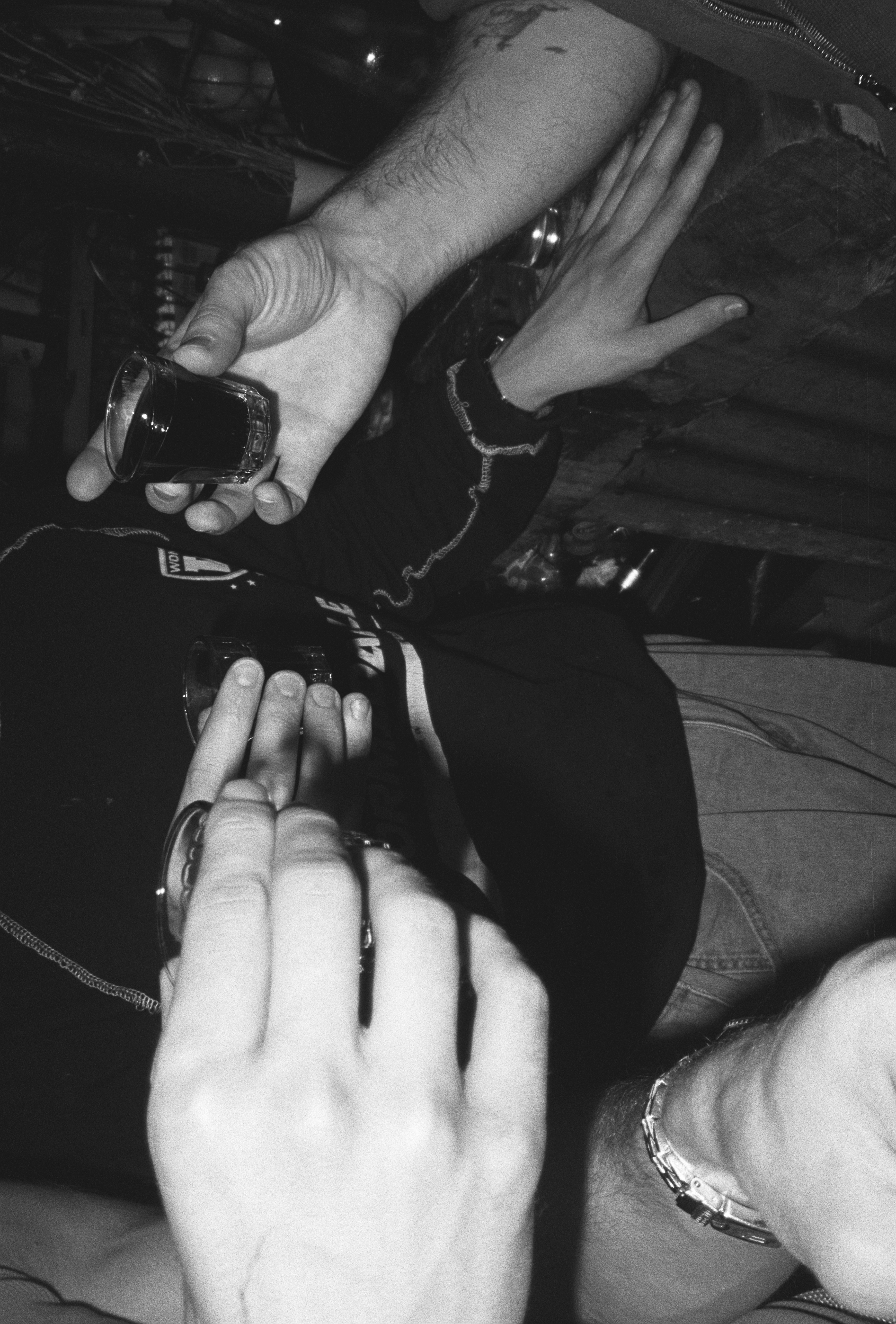 人々はアルコールのショットで歓声を上げます。