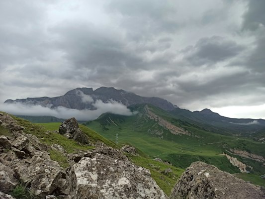 Mountains and clouds create a stunning, cloudy landscape — Quba, Azerbaijan