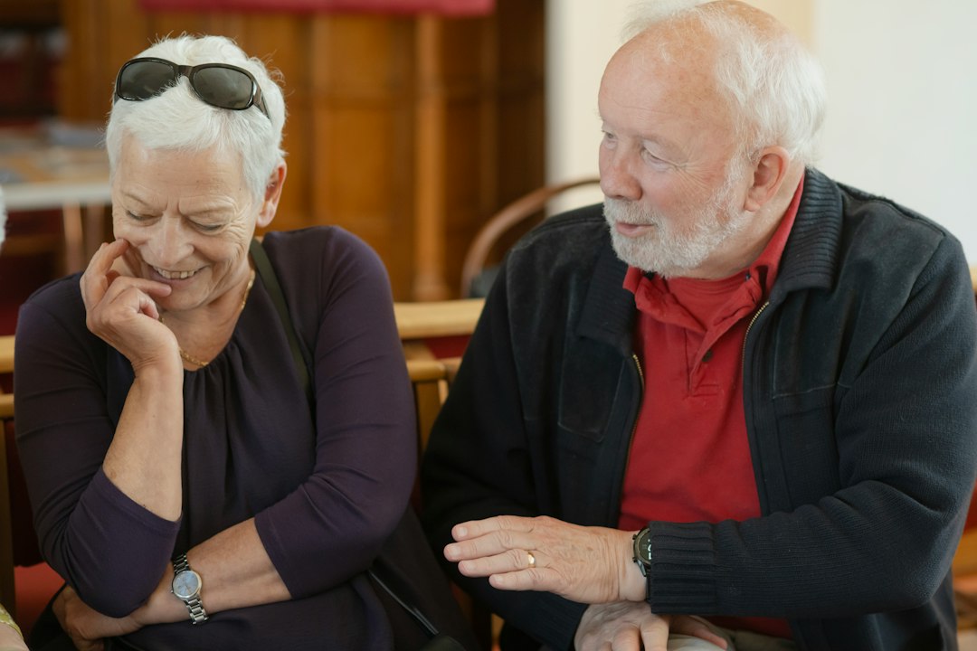 cuidado de los oídos y la audición para personas mayores - ¡No deje que la pérdida auditiva le quite sus conversaciones! 5 hábitos esenciales para el cuidado de los oídos y la audición y la lucidez mental en la adultez mayor