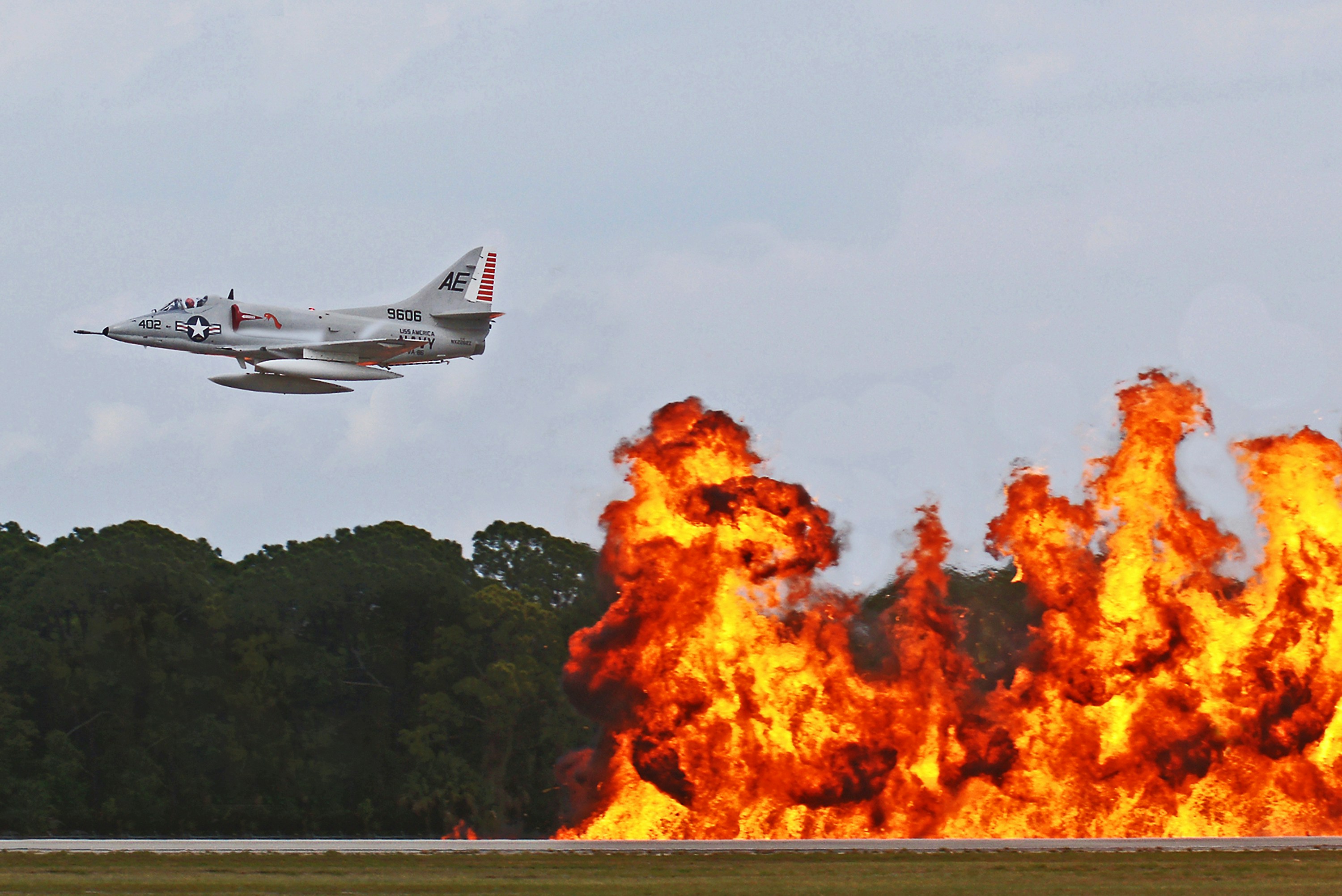 Plane flies past a huge fire.