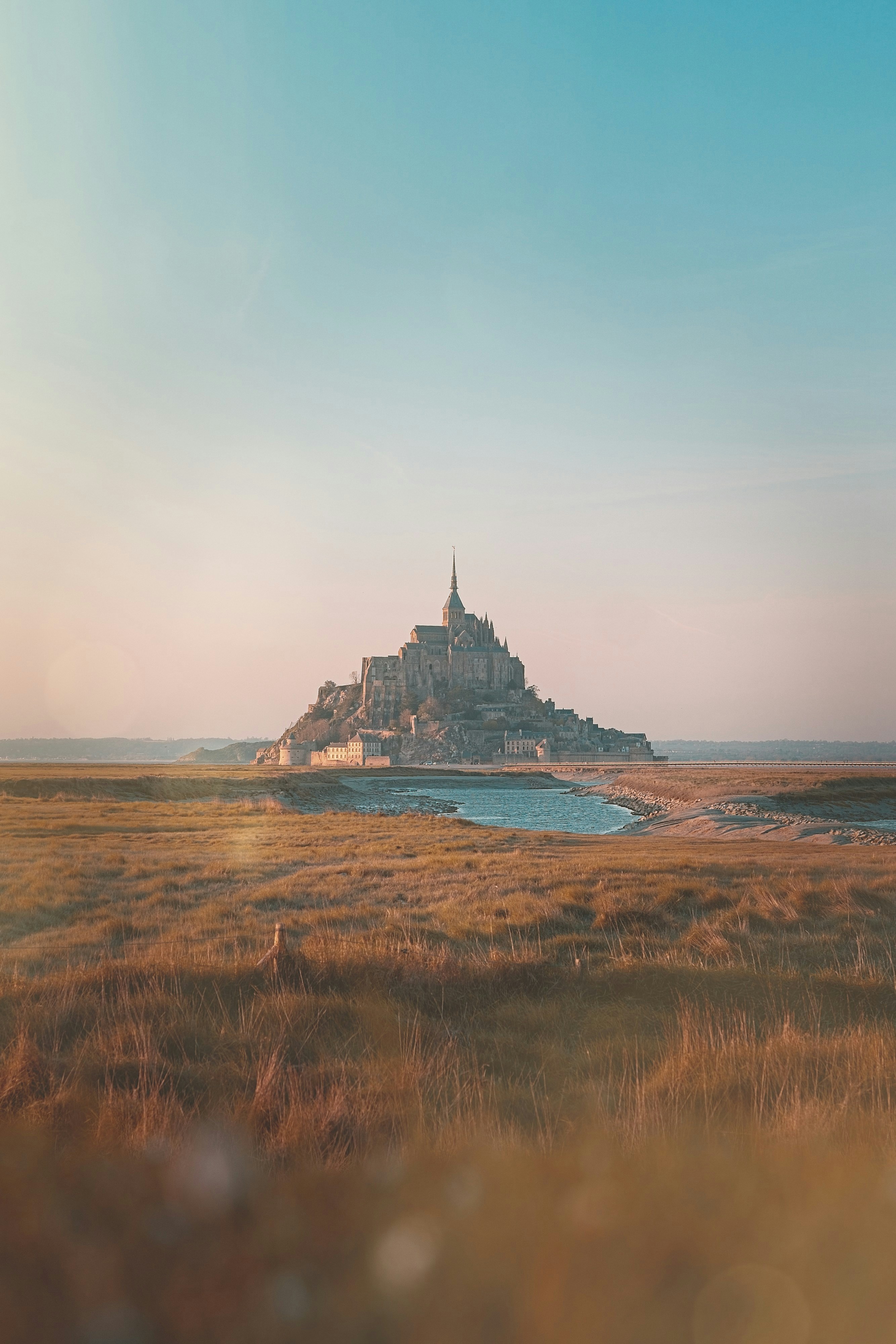 Sebuah benteng berdiri tegak di atas ladang yang luas.