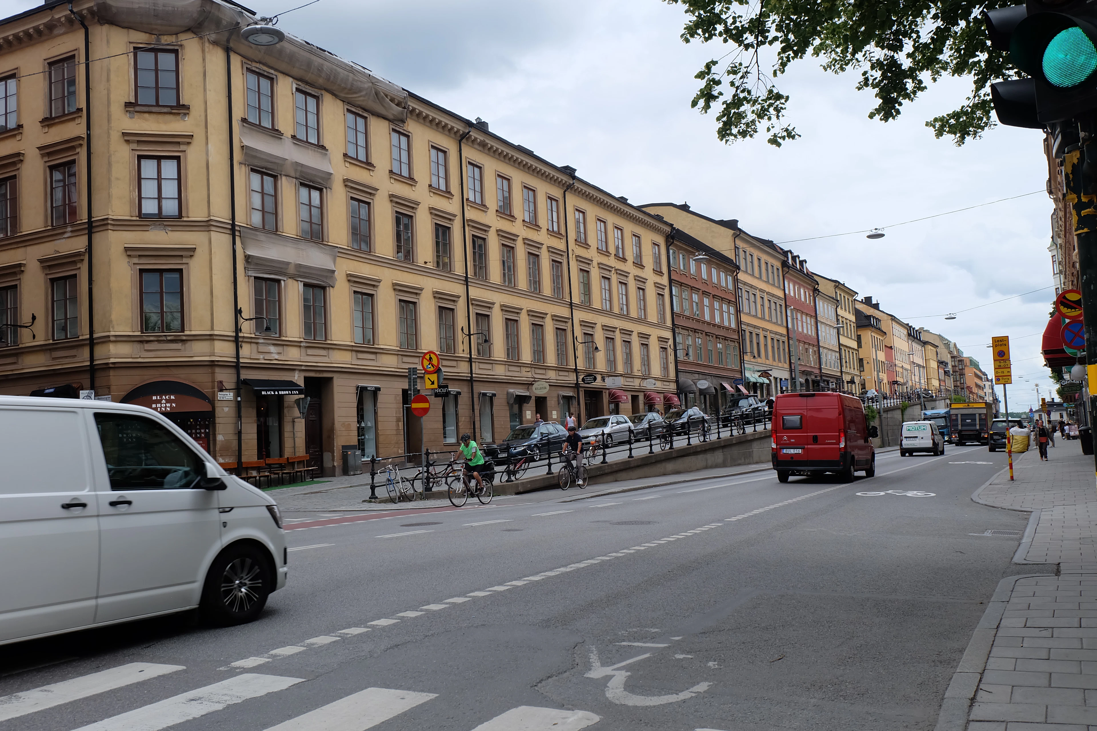 Gata med parkerade bilar och fordon i Stockholm
