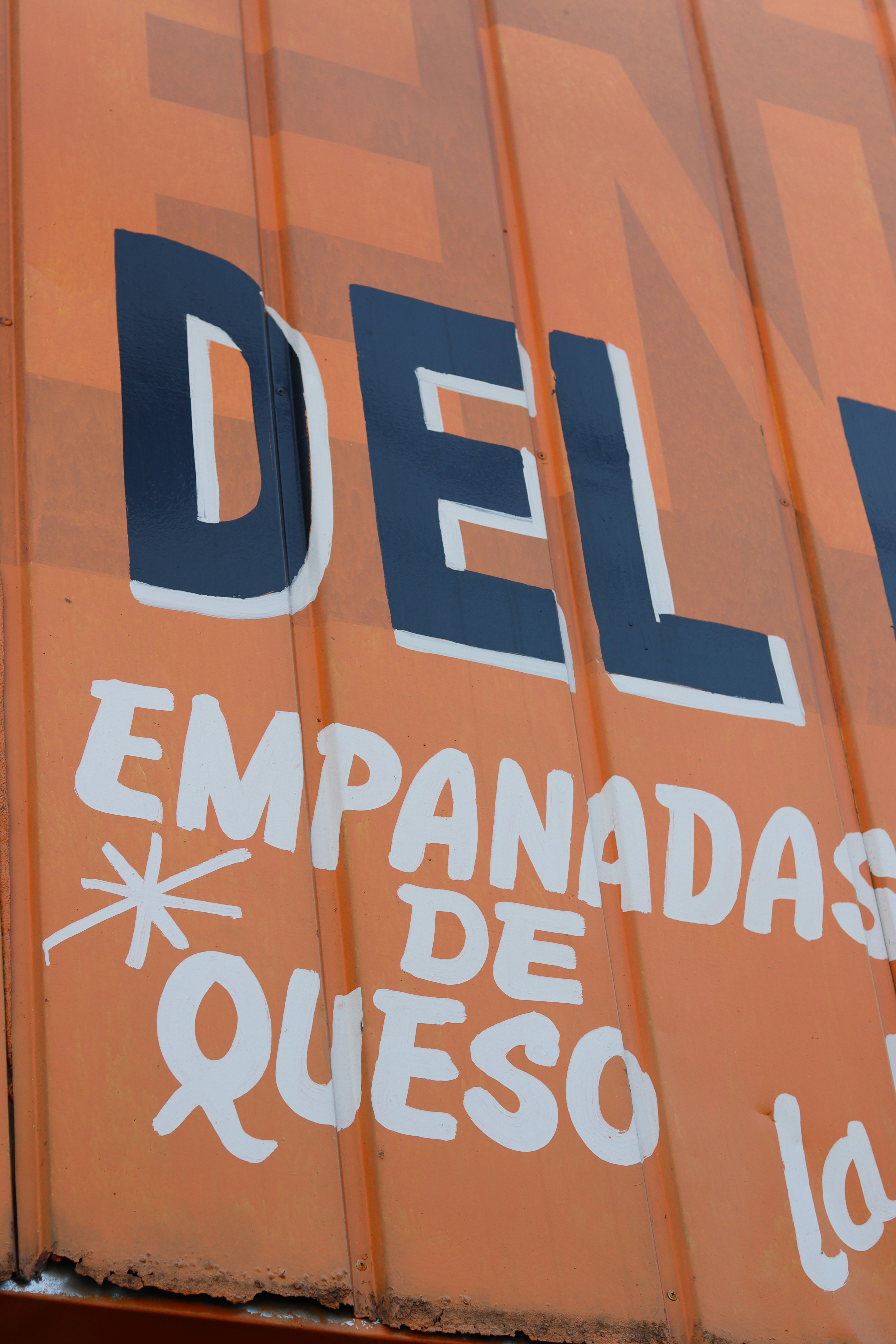 看板には「deli empanadas de queso」と書かれています。