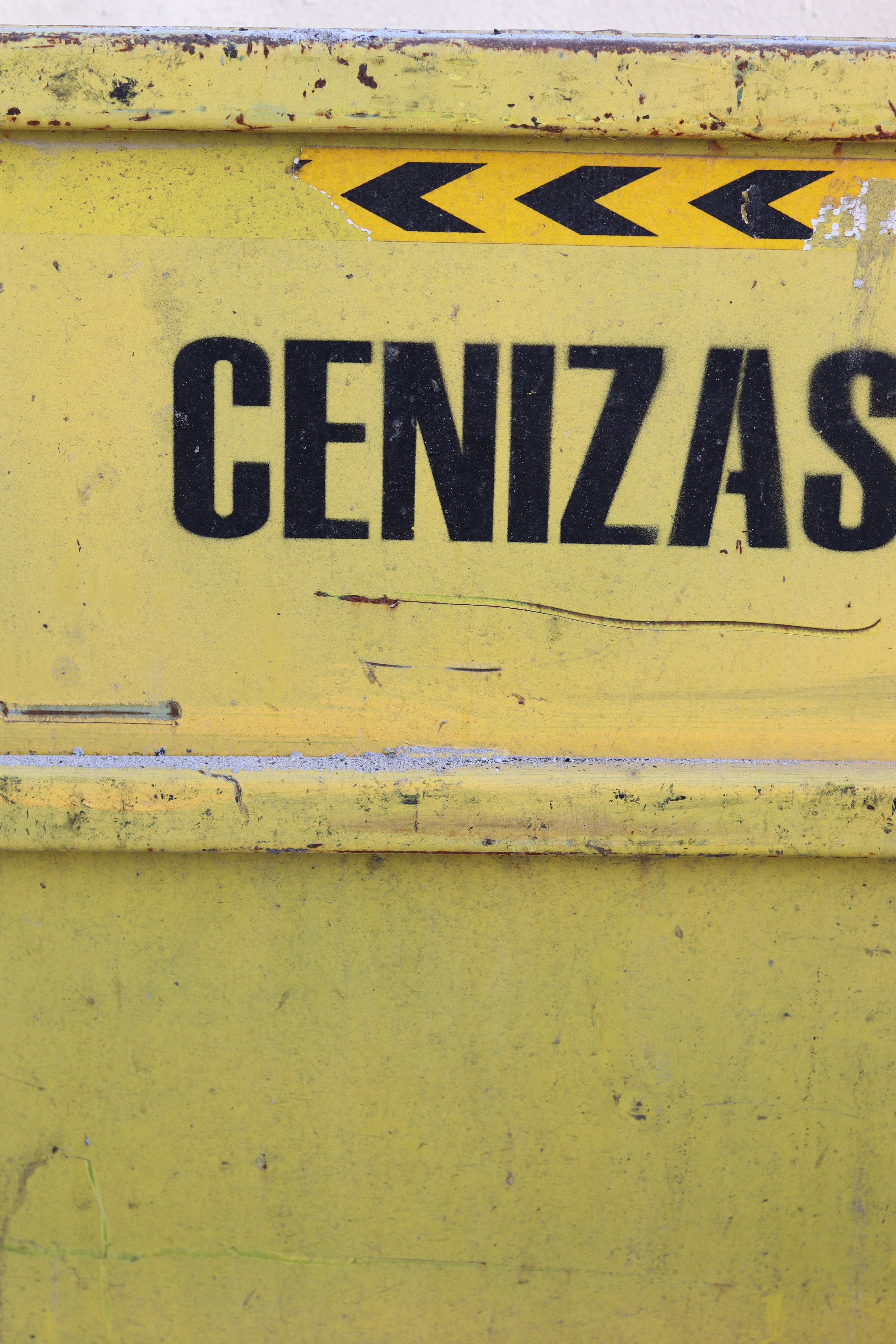 The image shows a container that says "cenizas."