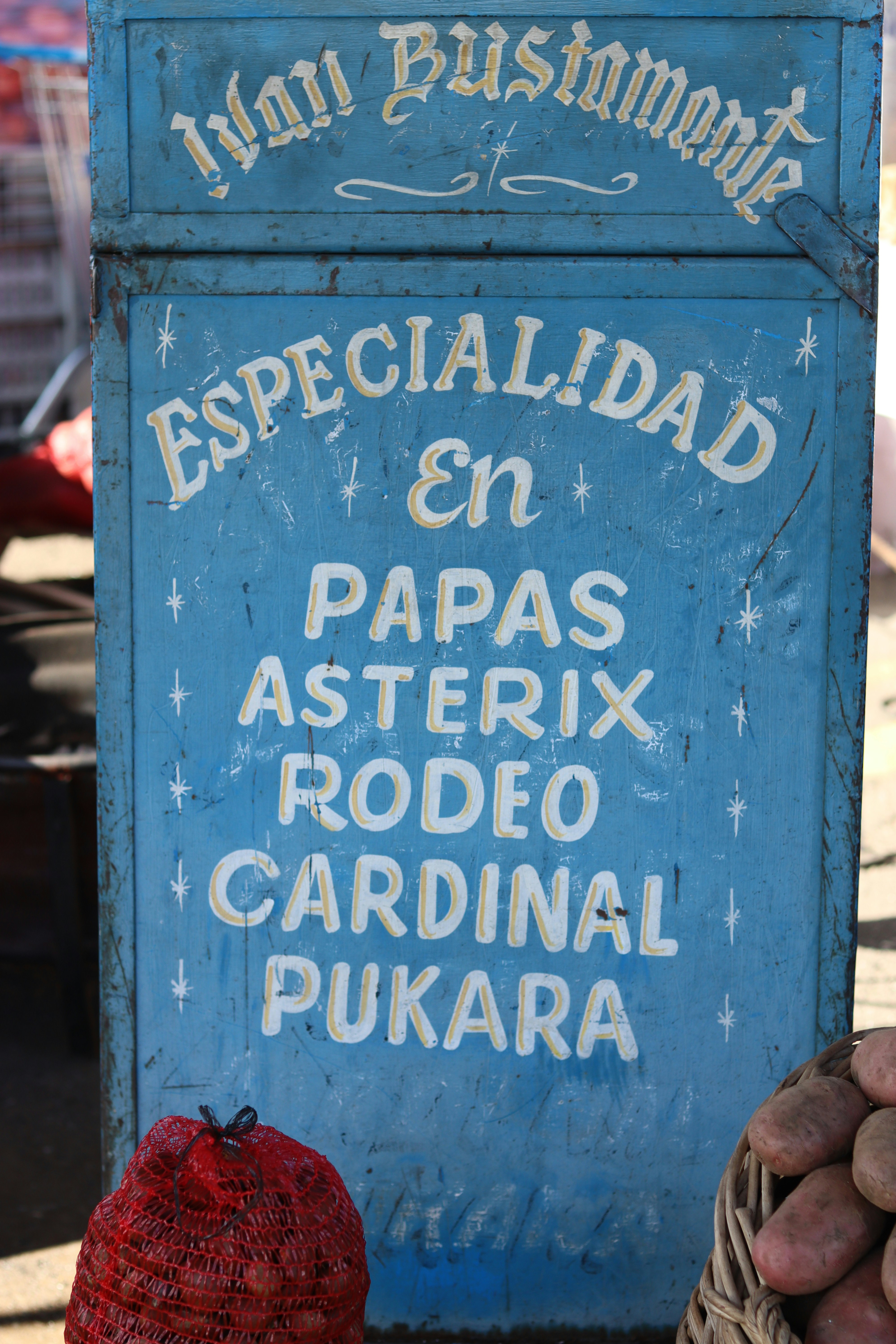 El cartel anuncia las patatas "especialidad de Iván Bustamente".