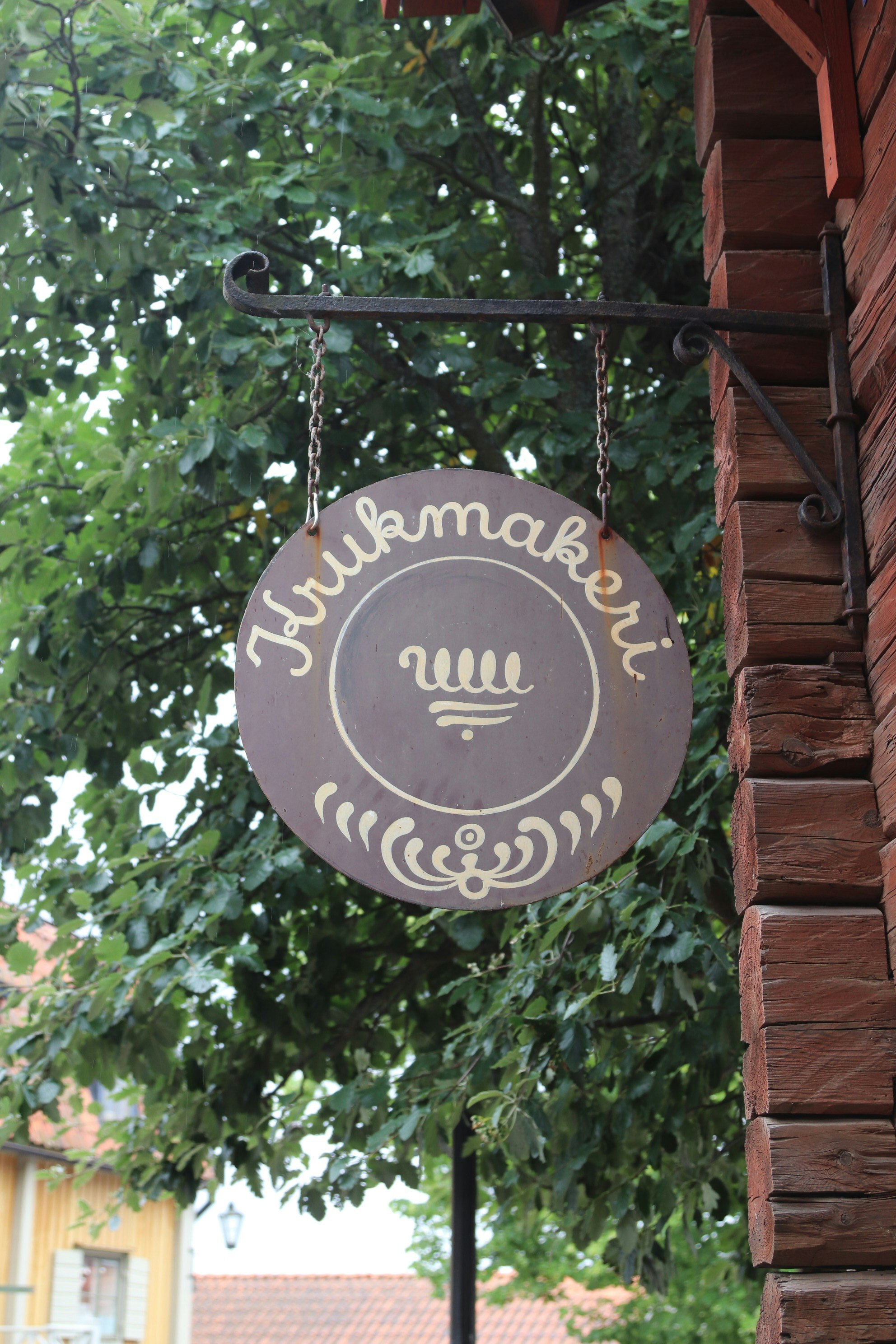 Un'insegna per un laboratorio di ceramica.