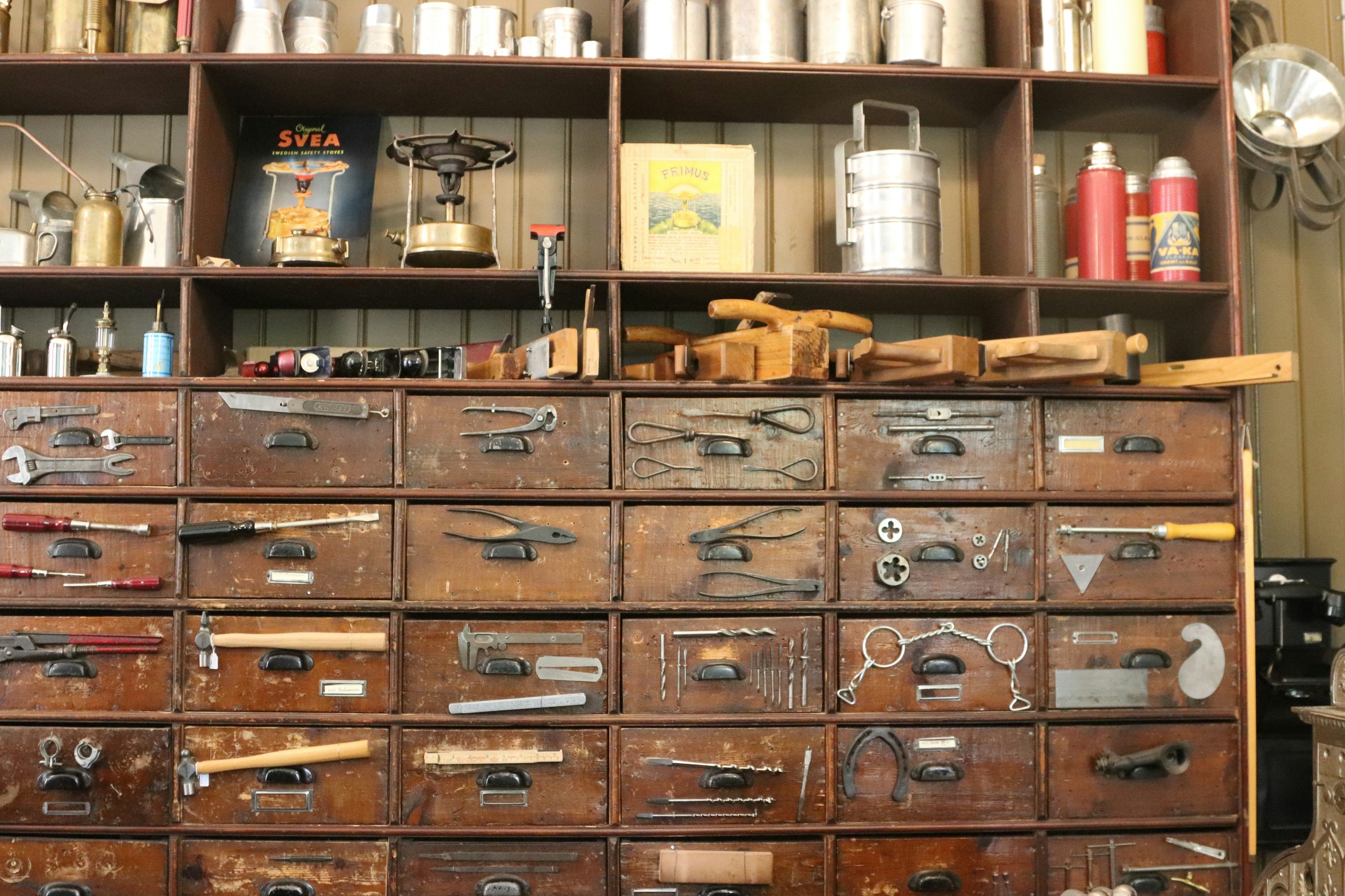 The Man Behind the Counter Who Already Knew What You Needed — Before Hardware Shopping Became a Cardio Workout