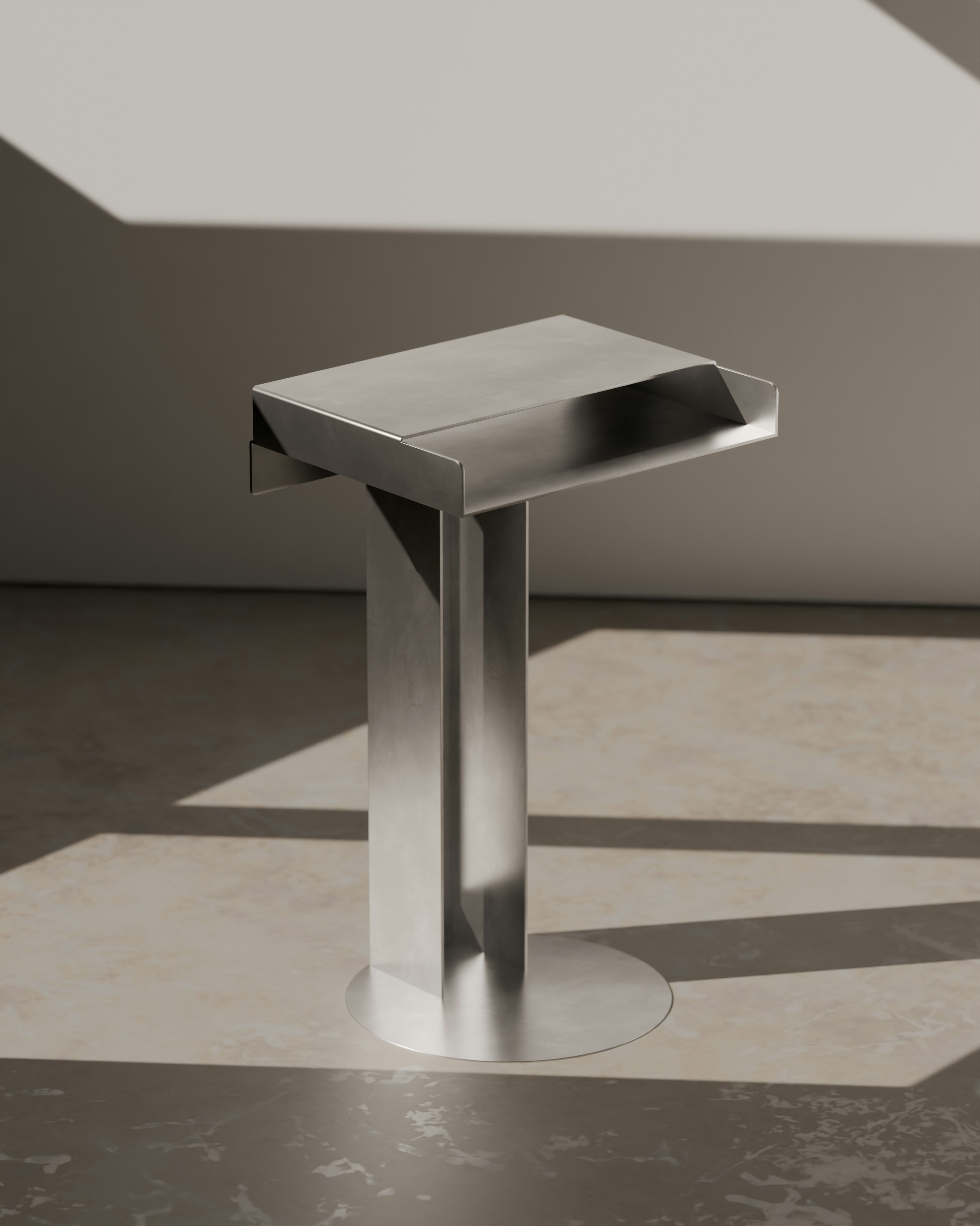 Un moderno atril de acero inoxidable se encuentra solo.