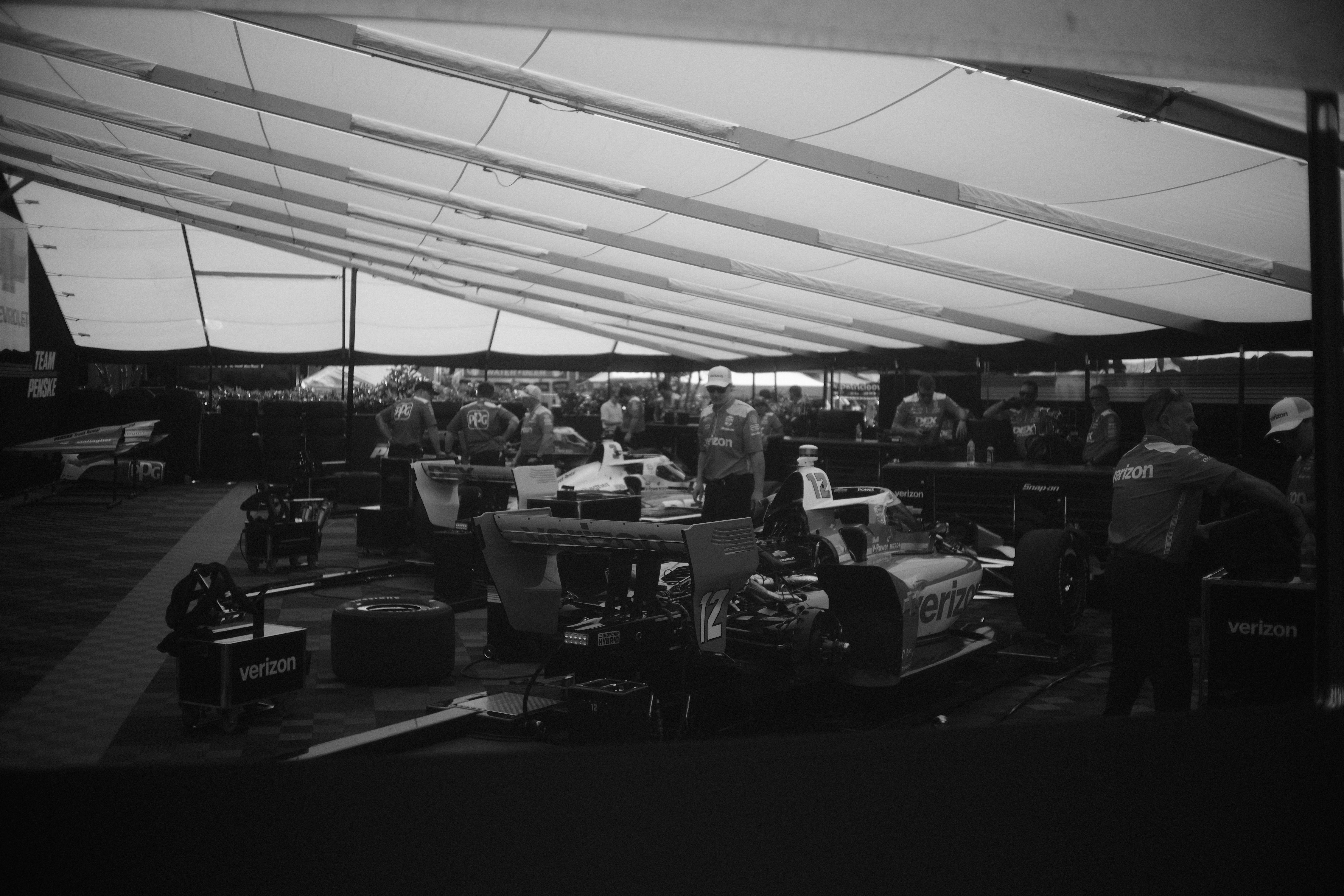 Equipo de boxes realizando una parada en pits durante una carrera de F1