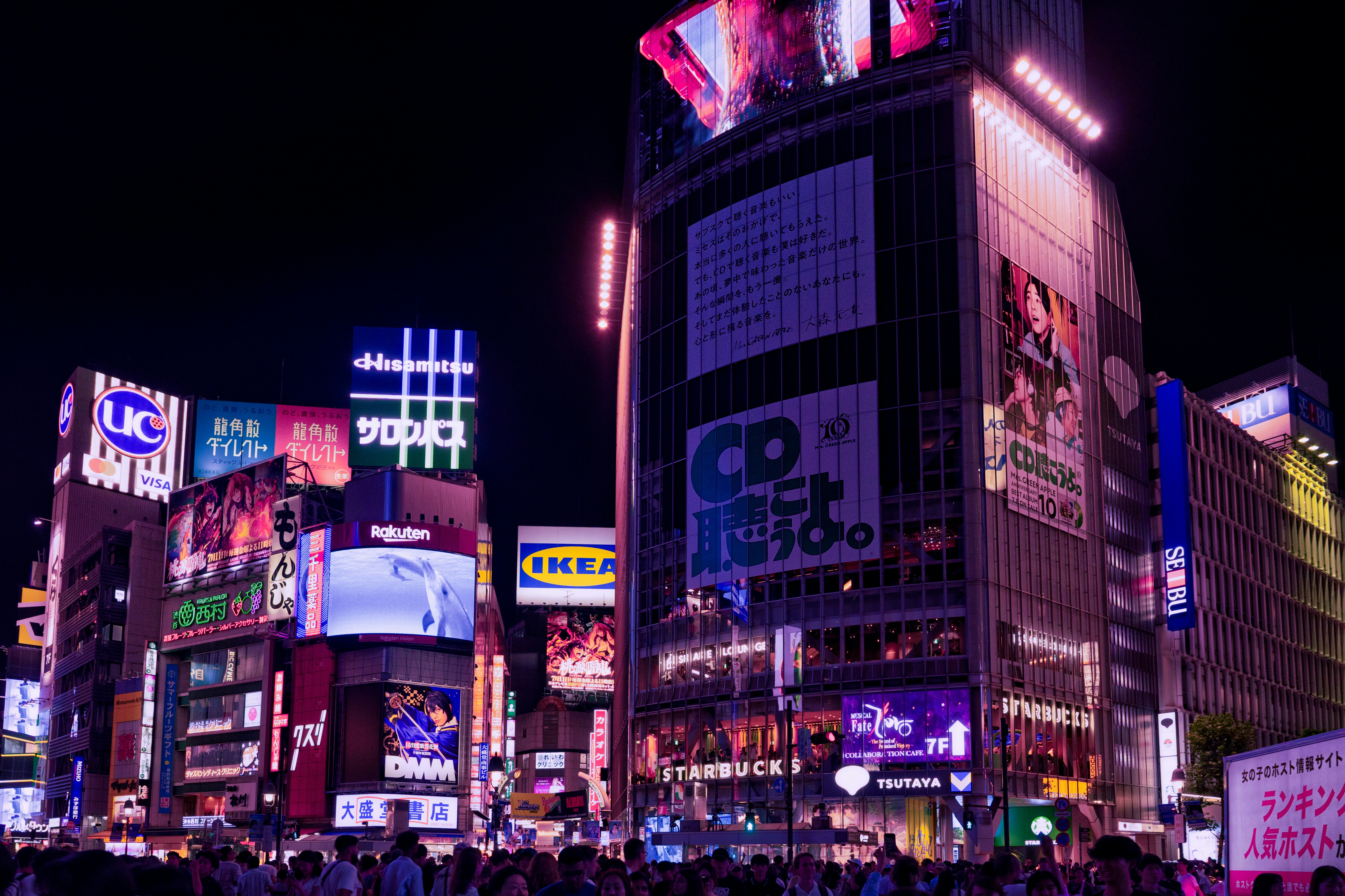 Vibrant city lights illuminate the towering buildings at night. photo –  Free Tokyo Image on Unsplash, image size:3000x2000
