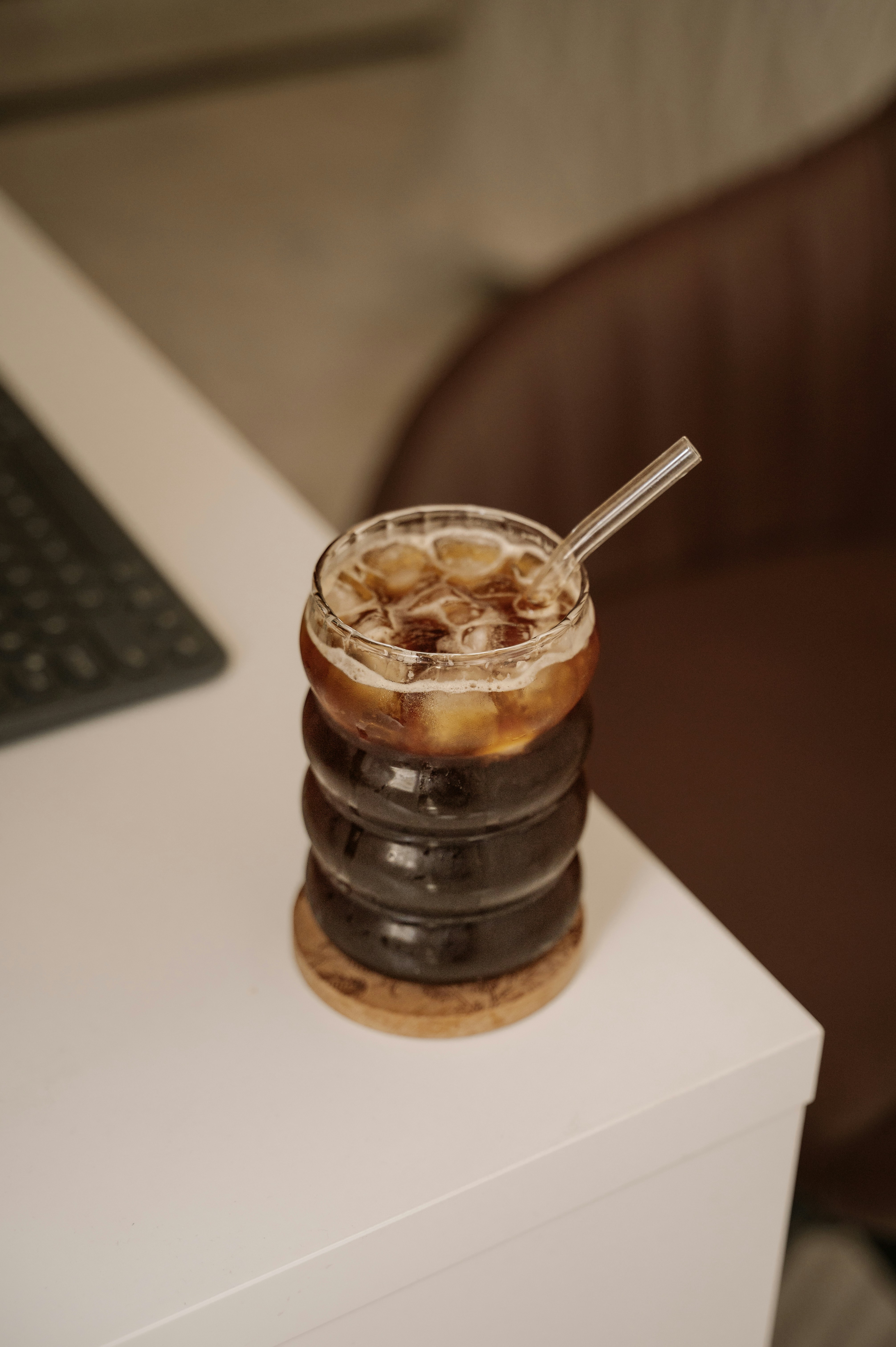 Eiskaffee in einem einzigartigen, gestapelten Glas.