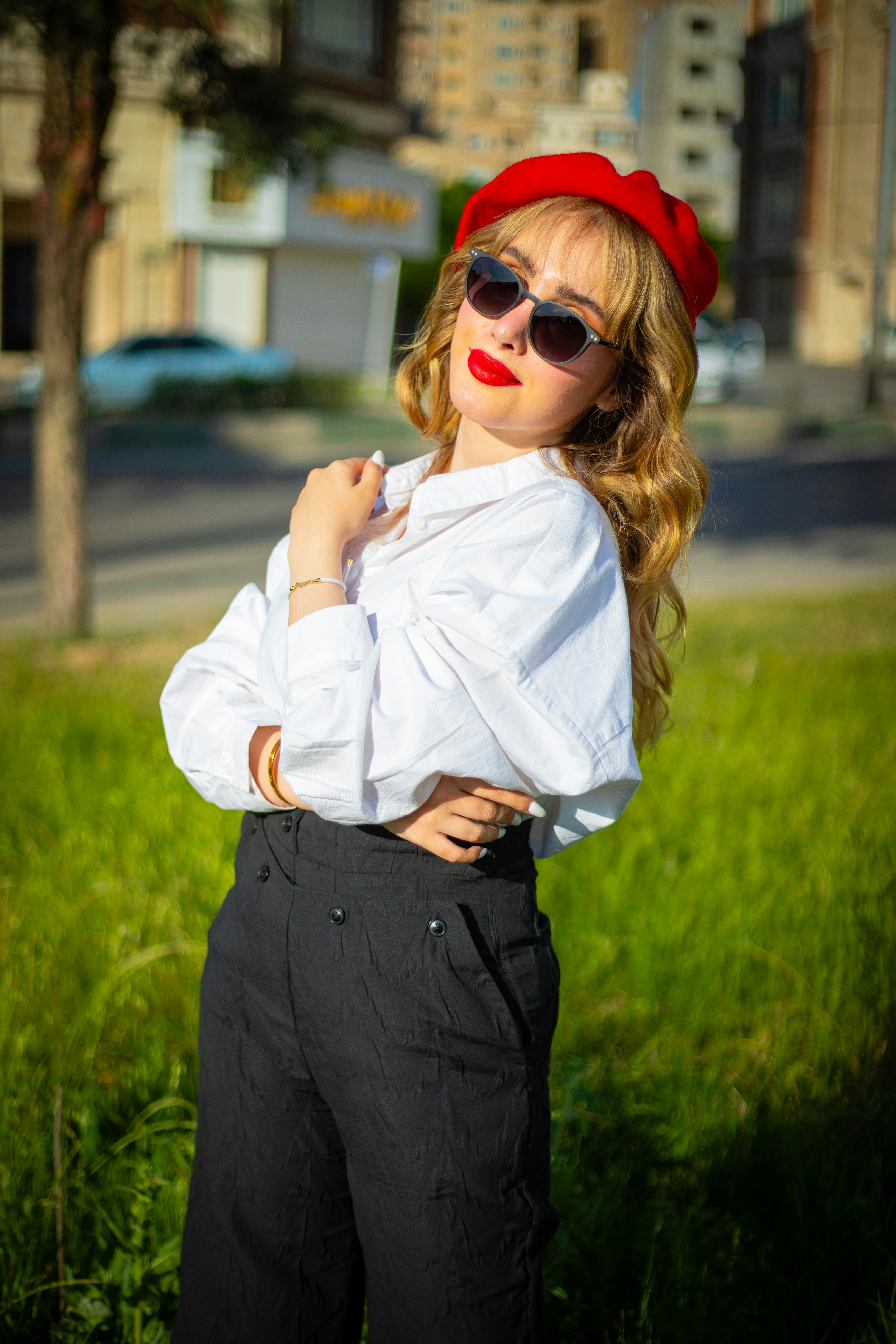 Une femme élégante pose avec un béret rouge.