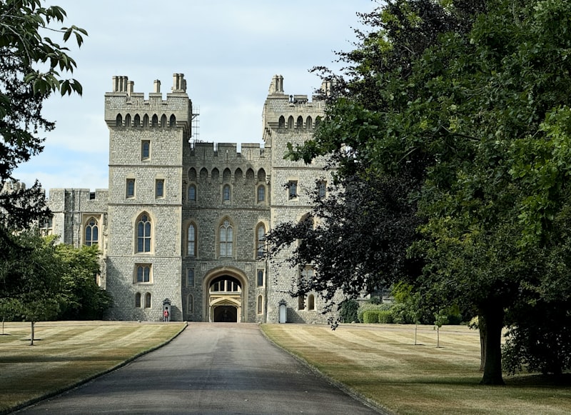 British royal palace, Scotland Yard, London police, Windsor Castle, royal family