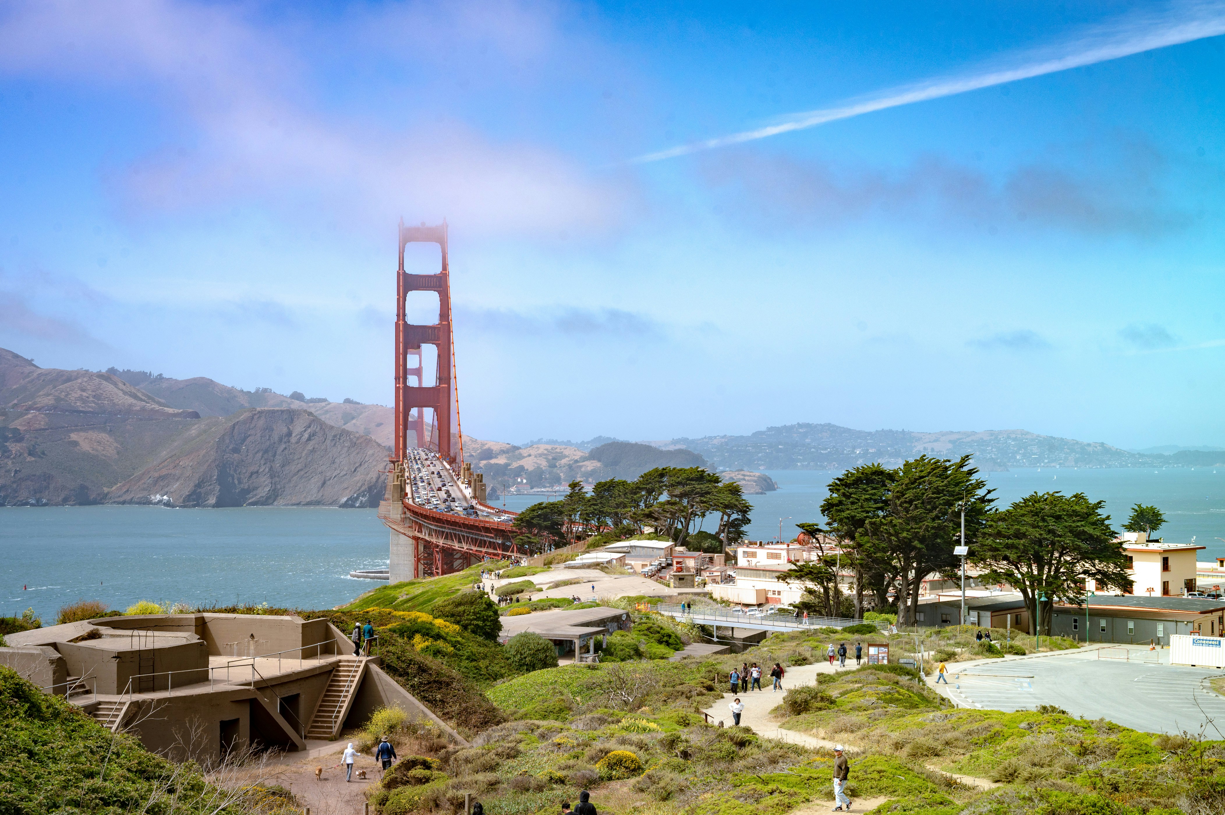 Magnifique paysage ensoleillé mettant en valeur le célèbre pont du Golden Gate à San Francisco.
