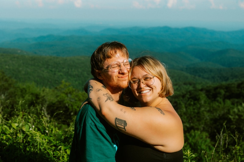 Pareja feliz en montaña
