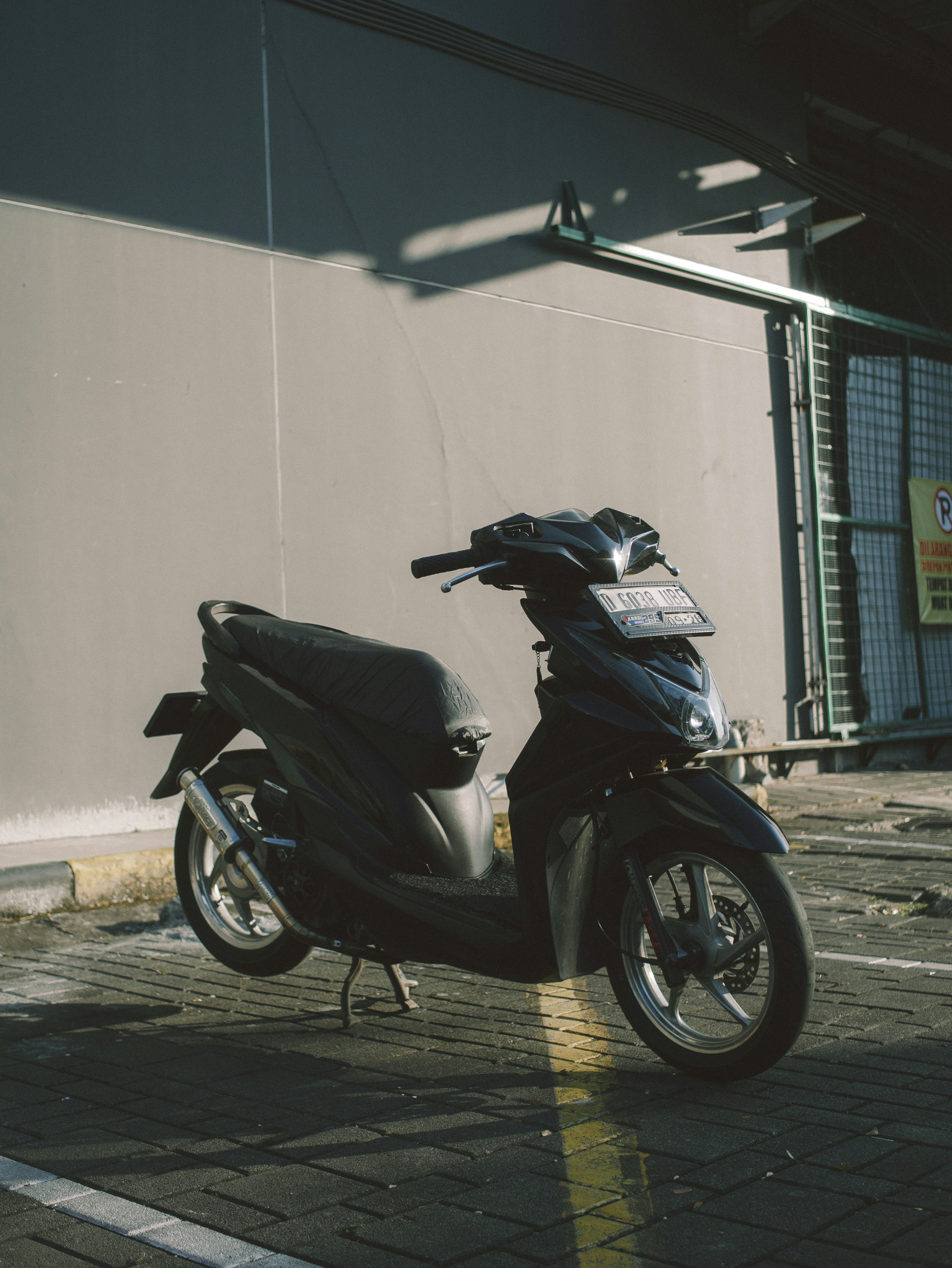 photo-1752124704125-69c7e0d3af3f?ixid=M3wxMjA3fDB8MXxzZWFyY2h8N3x8cGF5JTIwbW9udGhseSUyMG1vdG9yYmlrZXxlbnwwfHx8fDE3NjU3MDA3MDd8MA\u0026ixlib=rb-4.1.0