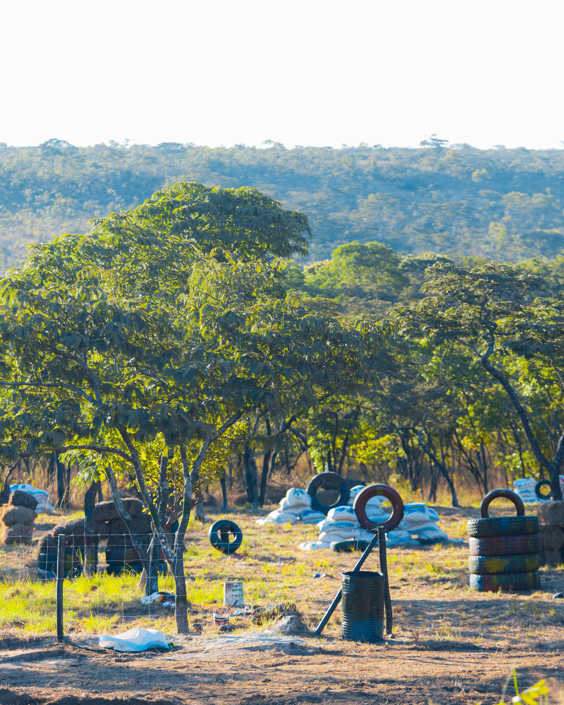 Terrain de paintball extérieur avec obstacles dans un environnement boisé