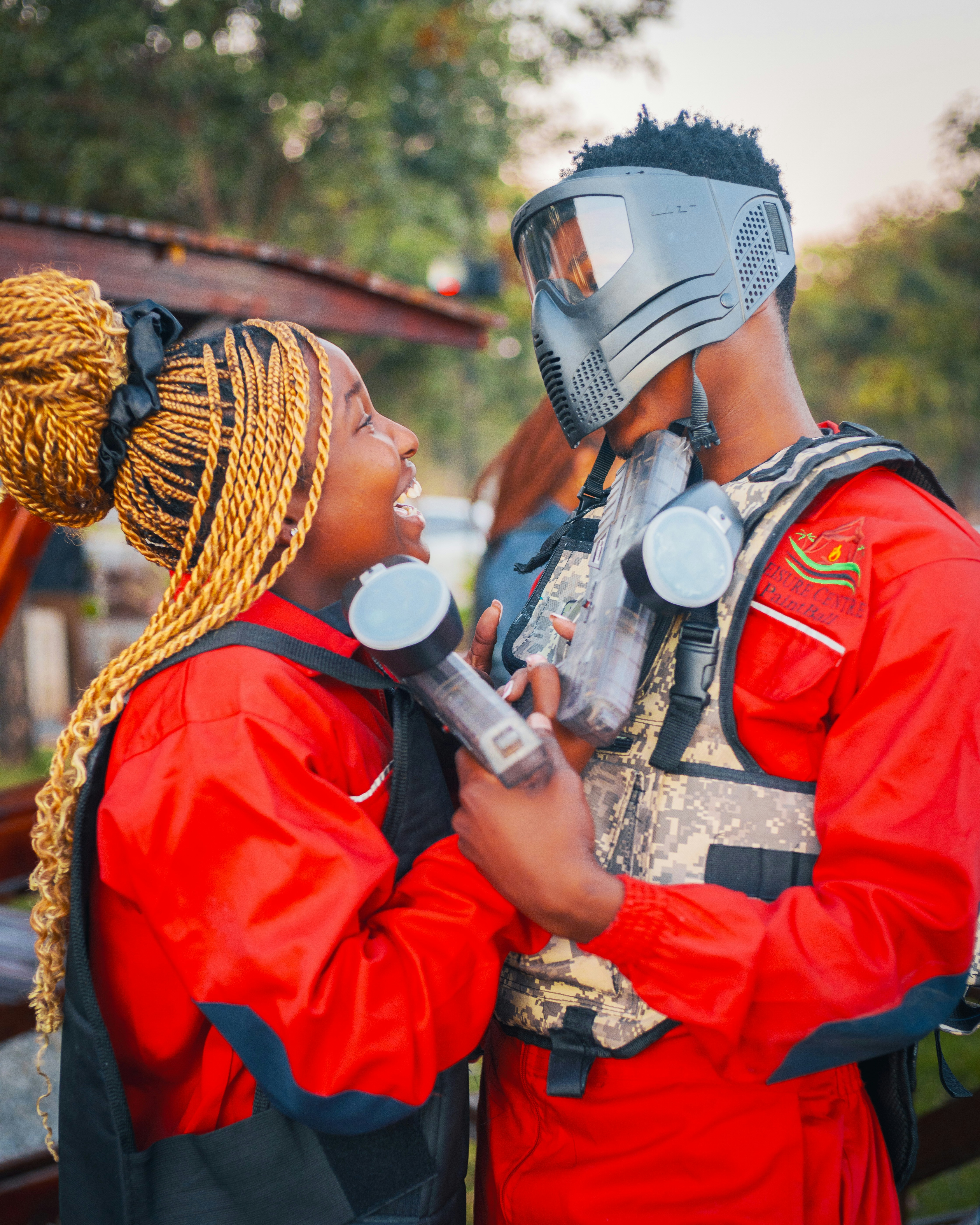 Sepasang suami istri menikmati paintball bersama.